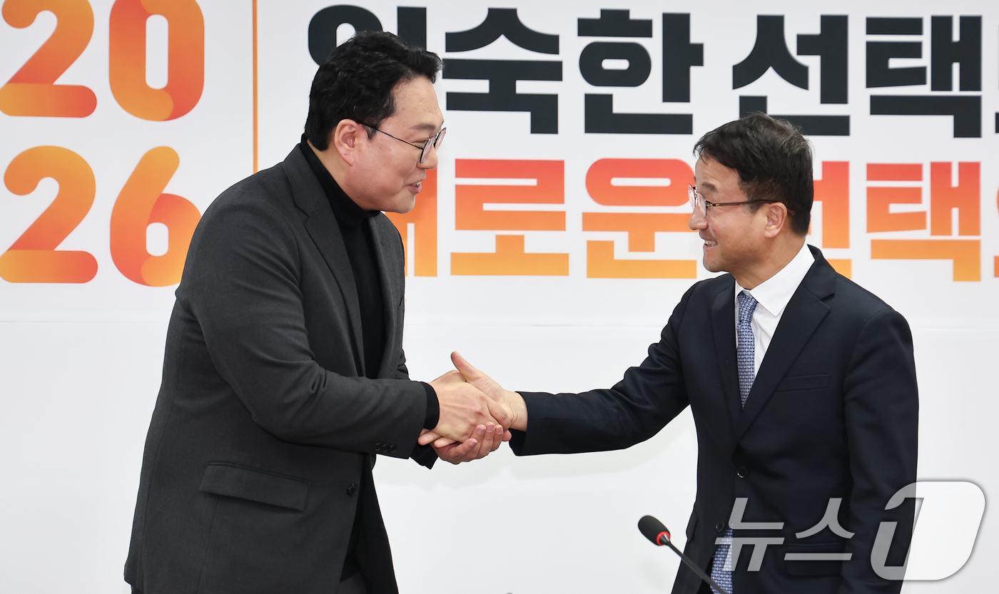 (서울=뉴스1) 김도우 기자 = 한병도 더불어민주당 원내다표가 14일 서울 여의도 국회에서 천하람 개혁신당 원내대표를 예방하고 있다. 2026.1.14/뉴스1