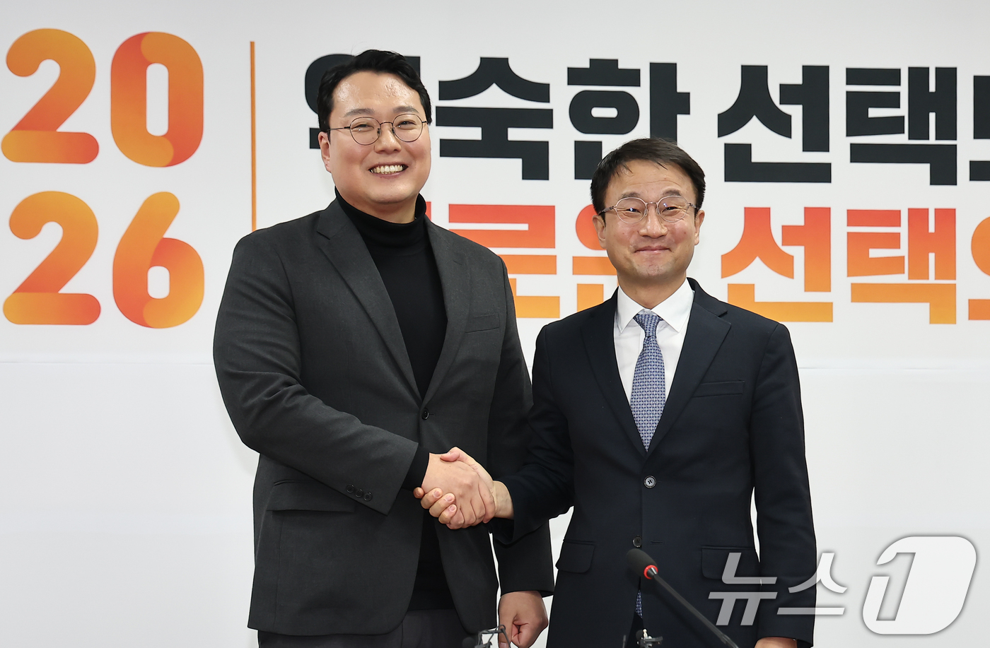 (서울=뉴스1) 김도우 기자 = 한병도 더불어민주당 원내다표가 14일 서울 여의도 국회에서 천하람 개혁신당 원내대표를 예방하고 있다. 2026.1.14/뉴스1