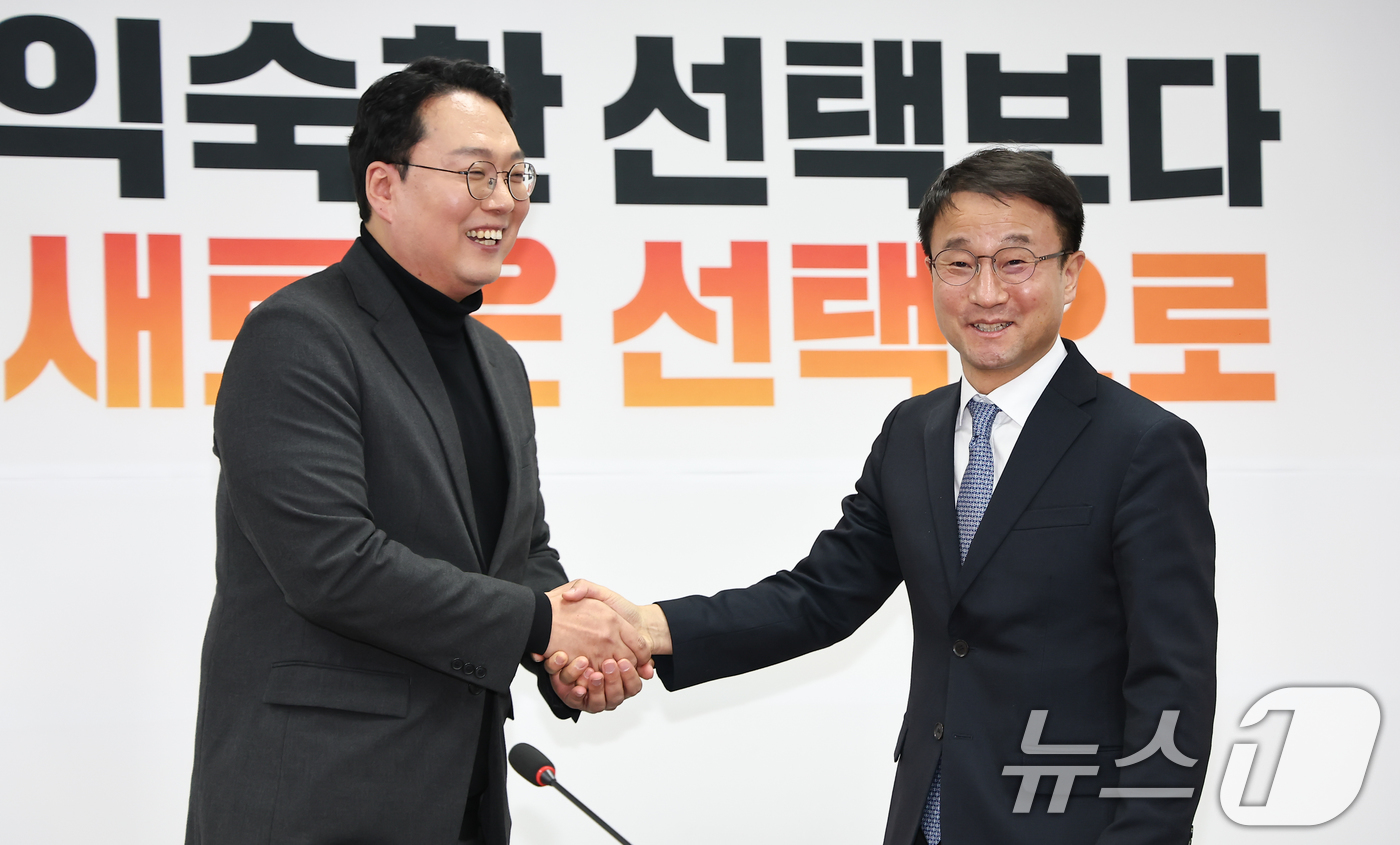 (서울=뉴스1) 김도우 기자 = 한병도 더불어민주당 원내다표가 14일 서울 여의도 국회에서 천하람 개혁신당 원내대표를 예방하고 있다. 2026.1.14/뉴스1