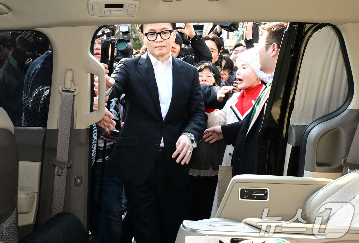(서울=뉴스1) 신웅수 기자 = 한동훈 전 국민의힘 대표가 14일 서울 여의도 국회 소통관에서 당 윤리위원회 제명 결정에 대한 입장을 밝힌 후 차량에 탑승하고 있다. (공동취재) …