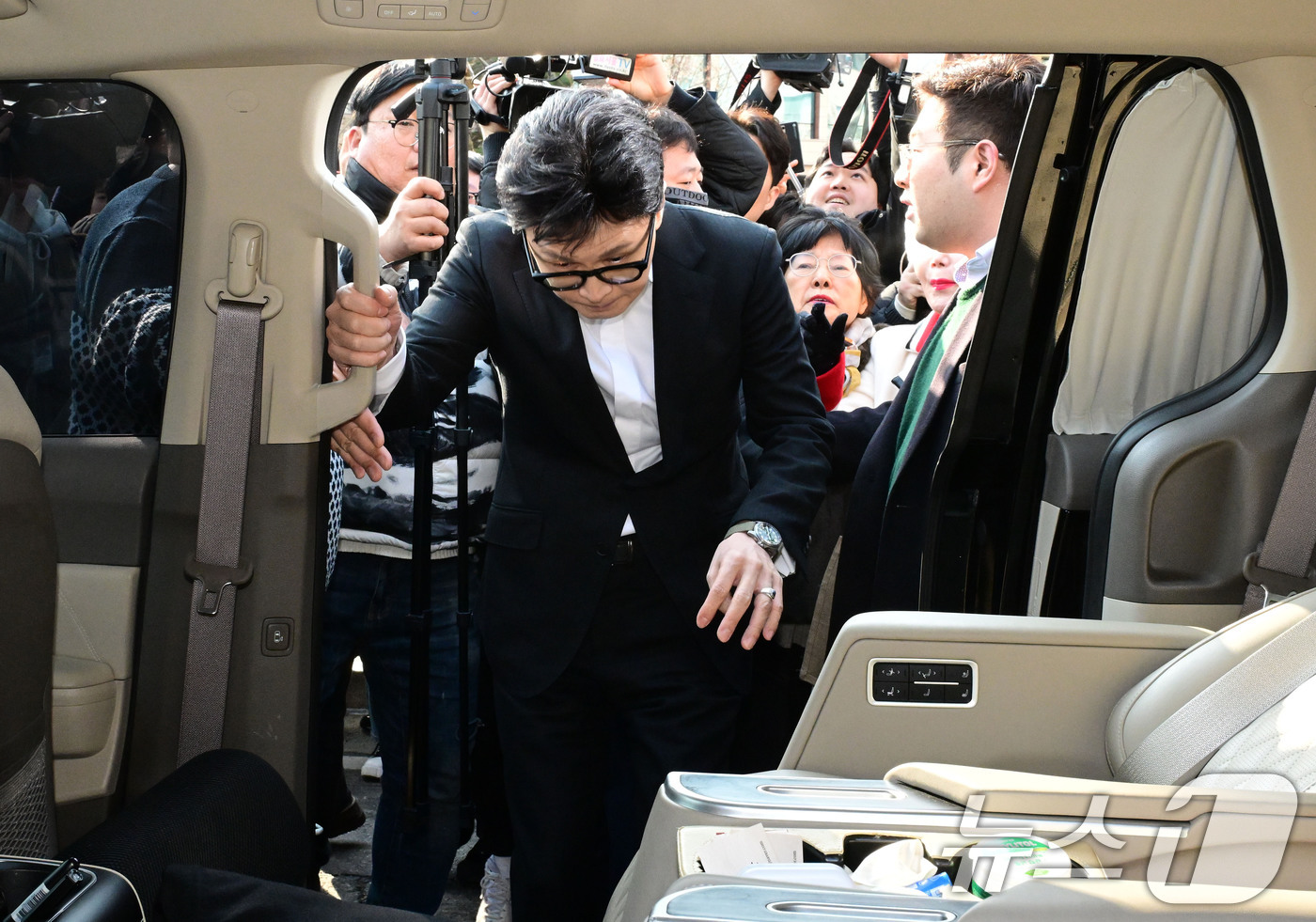 (서울=뉴스1) 신웅수 기자 = 한동훈 전 국민의힘 대표가 14일 서울 여의도 국회 소통관에서 당 윤리위원회 제명 결정에 대한 입장을 밝힌 후 차량에 탑승하고 있다. (공동취재) …