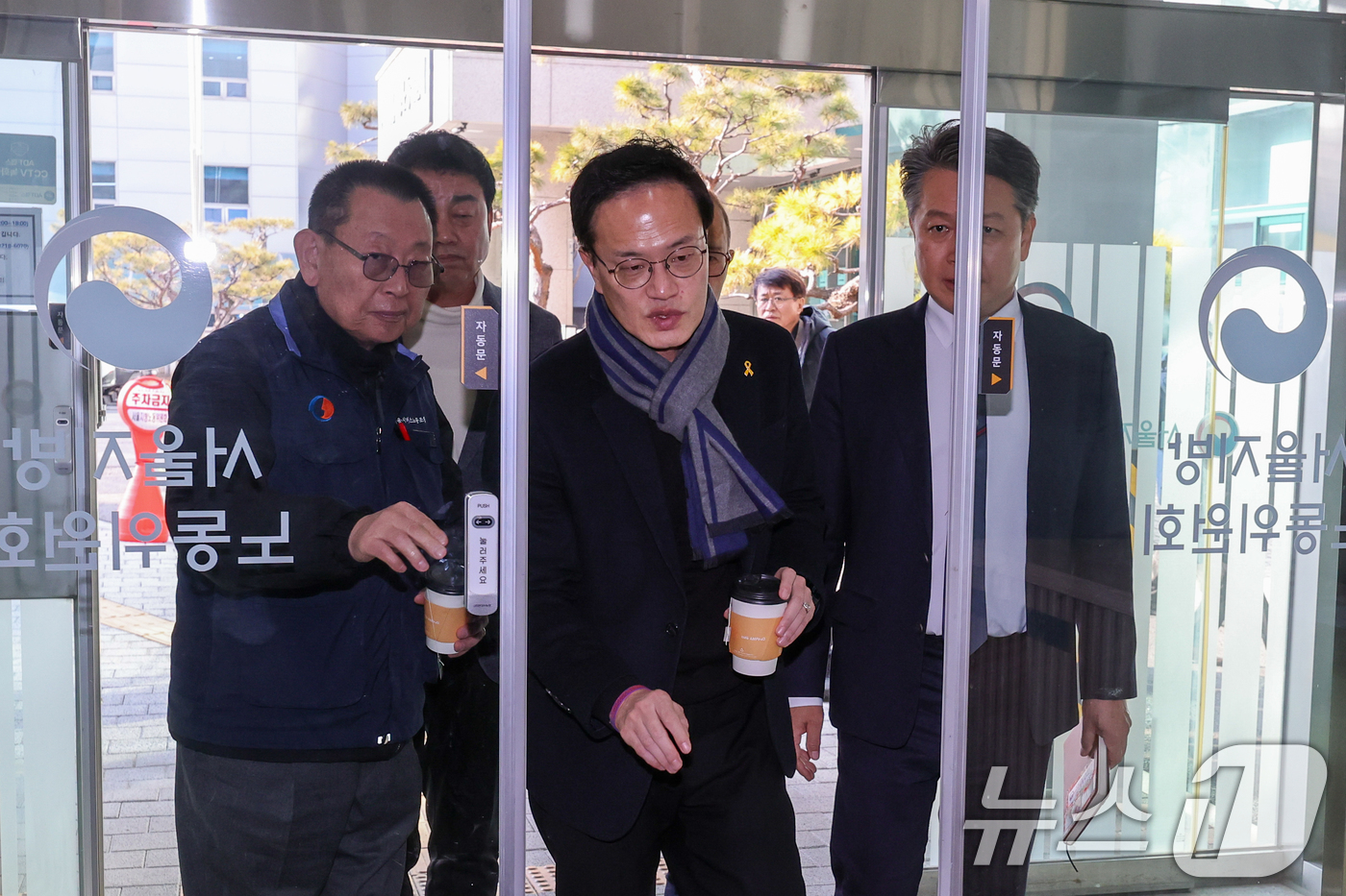 (서울=뉴스1) 안은나 기자 = 박주민 더불어민주당 의원이 서울 시내버스 파업 이틀째인 14일 오후 영등포구 서울지방노동위원회를 찾아 서울 시내버스 노사 협상에 앞서 박점곤 서울시 …