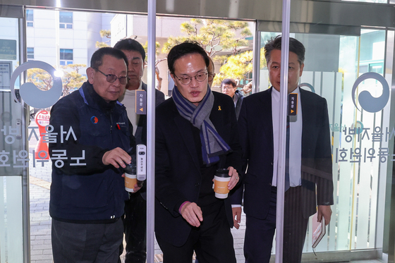 서울 시내버스 노사 협상장 찾은 박주민