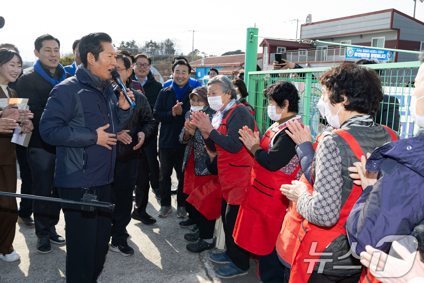 (당진=뉴스1) 유승관 기자 = 정청래 더불어민주당 대표가 14일 충남 당진시 백석올미마을기업을 방문해 마을기업에서 일하는 할머니들과 노래를 부르고 있다. 2026.1.14/뉴스1 …