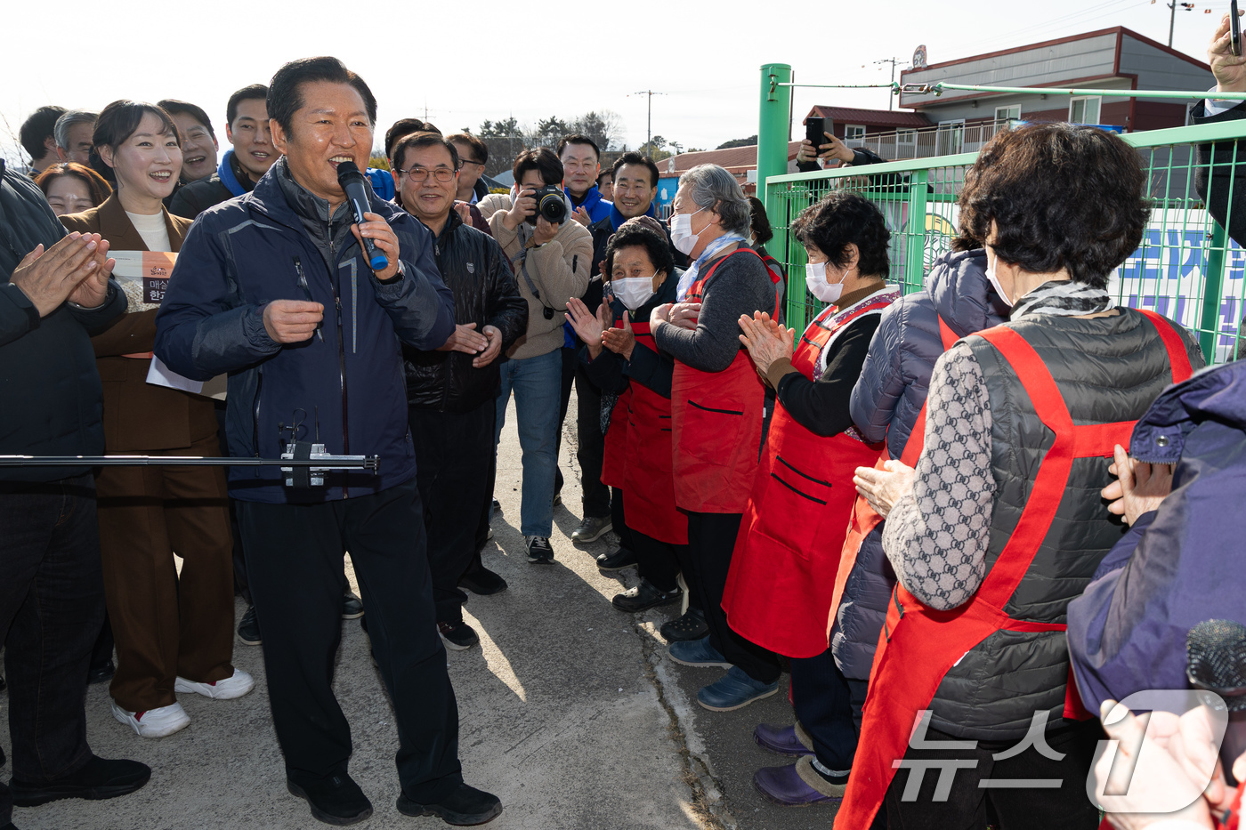 (당진=뉴스1) 유승관 기자 = 정청래 더불어민주당 대표가 14일 충남 당진시 백석올미마을기업을 방문해 마을기업에서 일하는 할머니들과 노래를 부르고 있다. 2026.1.14/뉴스1 …