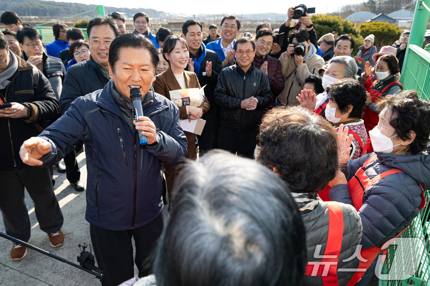 (당진=뉴스1) 유승관 기자 = 정청래 더불어민주당 대표가 14일 충남 당진시 백석올미마을기업을 방문해 마을기업에서 일하는 할머니들과 노래를 부르고 있다. 2026.1.14/뉴스1 …