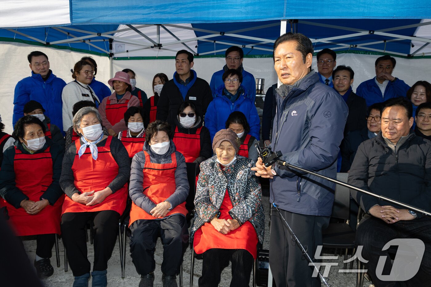 본문 이미지 - 정청래 더불어민주당 대표가 14일 충남 당진시 백석올미마을기업을 방문해 인사말을 하고 있다. 2026.1.14/뉴스1 ⓒ News1 유승관 기자