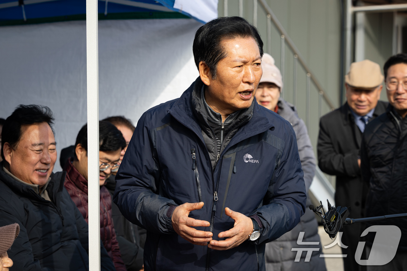 (당진=뉴스1) 유승관 기자 = 정청래 더불어민주당 대표가 14일 충남 당진시 백석올미마을기업을 방문해 인사말을 하고 있다. 2026.1.14/뉴스1