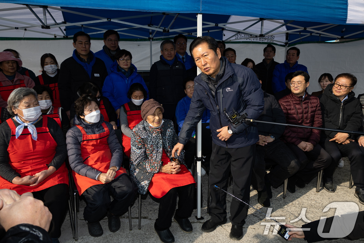 (당진=뉴스1) 유승관 기자 = 정청래 더불어민주당 대표가 14일 충남 당진시 백석올미마을기업을 방문해 인사말을 하고 있다. 2026.1.14/뉴스1
