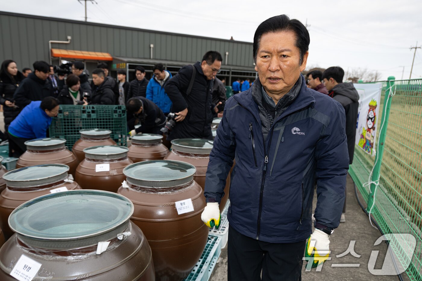 본문 이미지 - 정청래 더불어민주당 대표가 14일 충남 당진시 백석올미마을기업을 방문해 장독 옮기기 작업을 하고 있다. 2026.1.14/뉴스1 ⓒ News1 유승관 기자