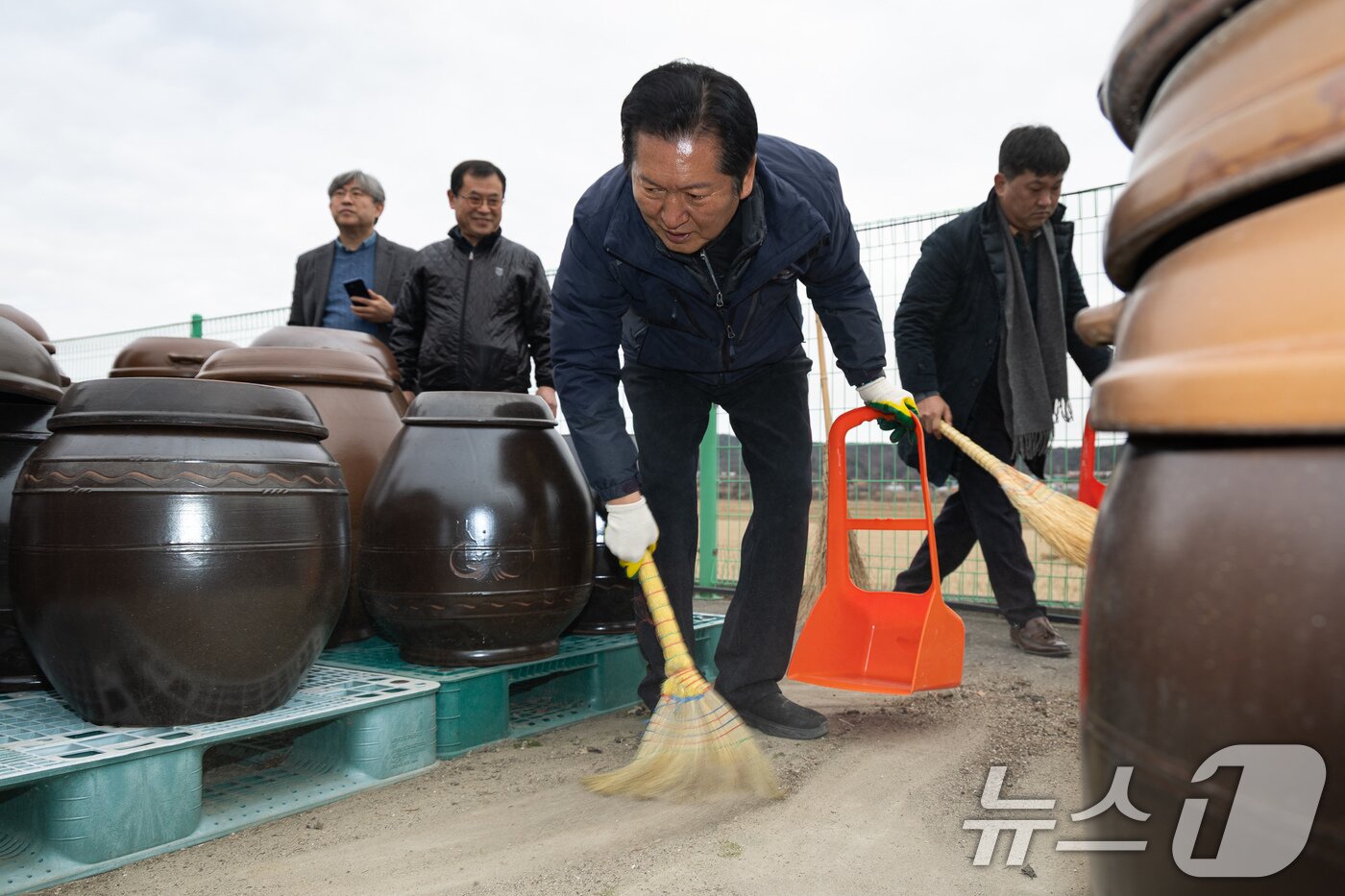 본문 이미지 - 정청래 더불어민주당 대표가 14일 충남 당진시 백석올미마을기업을 방문해 장독 옮기기 작업을 하고 있다. 2026.1.14/뉴스1 ⓒ News1 유승관 기자