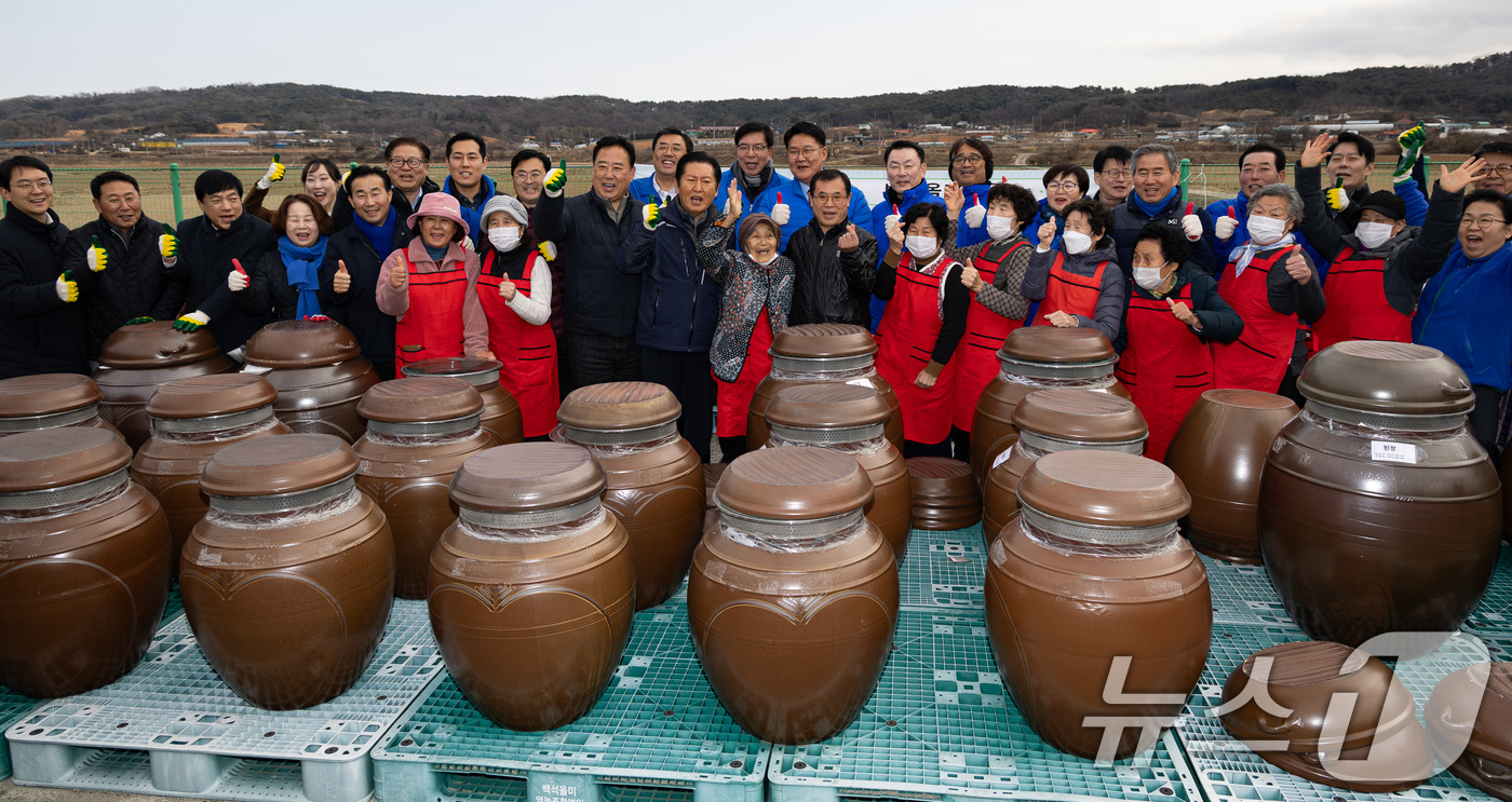 (당진=뉴스1) 유승관 기자 = 정청래 더불어민주당 대표와 지도부가 14일 충남 당진시 백석올미마을기업을 방문해 마을기업 관계자들과 기념 촬영을 하고 있다. 2026.1.14/뉴스 …