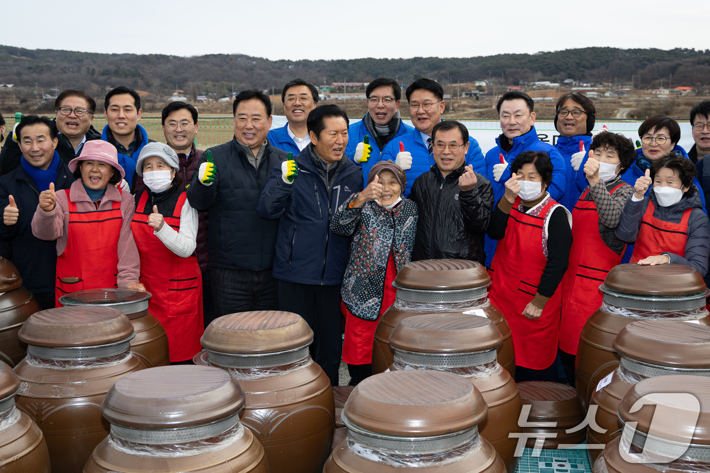 (당진=뉴스1) 유승관 기자 = 정청래 더불어민주당 대표와 지도부가 14일 충남 당진시 백석올미마을기업을 방문해 마을기업 관계자들과 기념 촬영을 하고 있다. 2026.1.14/뉴스 …