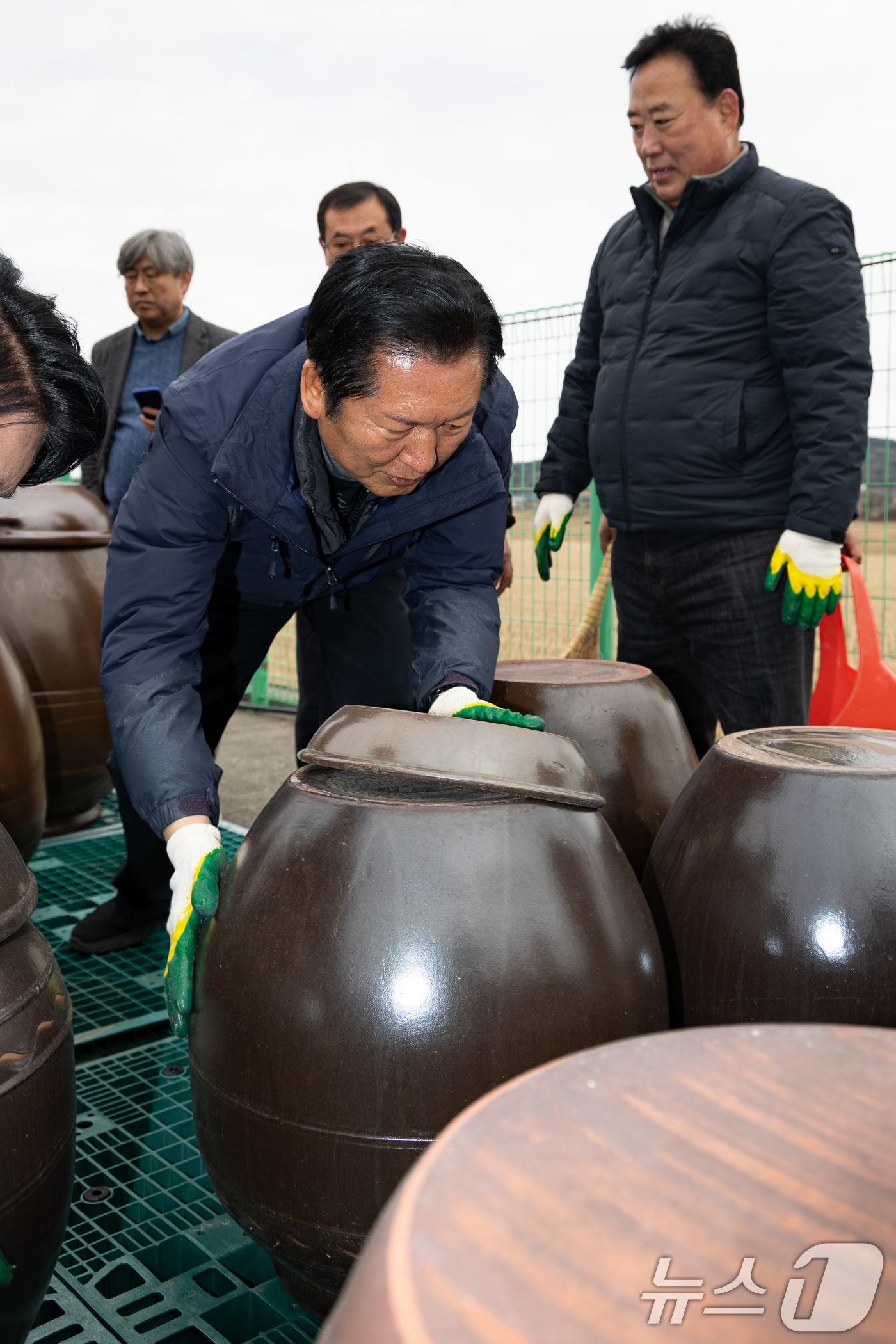 (당진=뉴스1) 유승관 기자 = 정청래 더불어민주당 대표가 14일 충남 당진시 백석올미마을기업을 방문해 장독 옮기기 작업을 하고 있다. 오른쪽은 어기구 농해수위원장. 2026.1. …