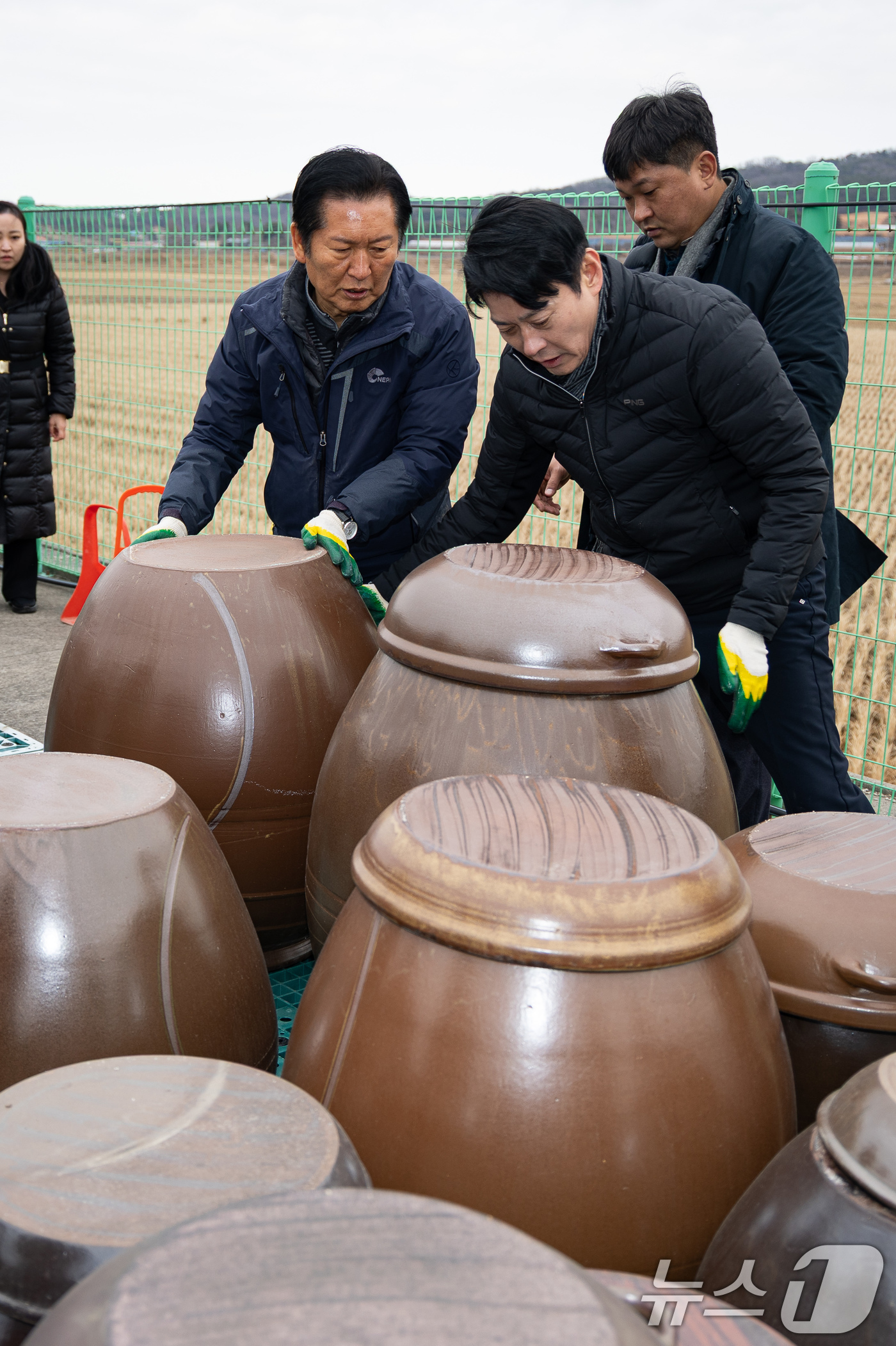 (당진=뉴스1) 유승관 기자 = 정청래 더불어민주당 대표가 14일 충남 당진시 백석올미마을기업을 방문해 장독 옮기기 작업을 하고 있다. 오른쪽은 한민수 당대표 비서실장. 2026. …