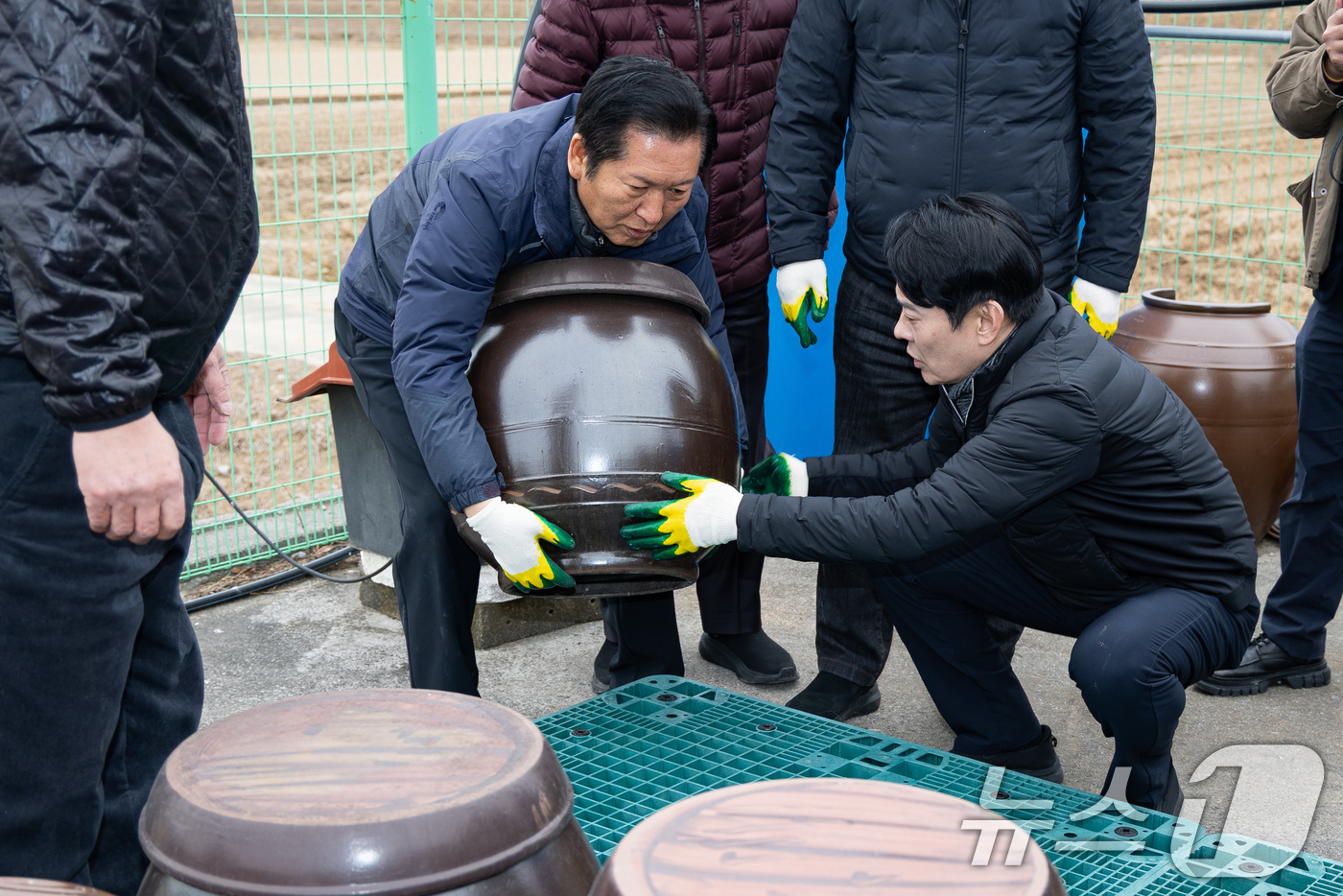 (당진=뉴스1) 유승관 기자 = 정청래 더불어민주당 대표가 14일 충남 당진시 백석올미마을기업을 방문해 장독 옮기기 작업을 하고 있다. 2026.1.14/뉴스1