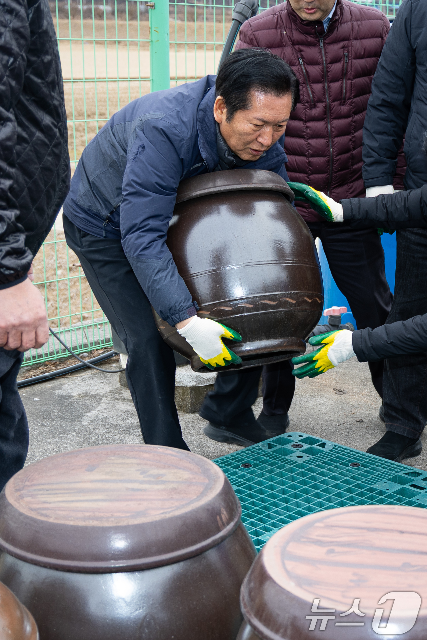 (당진=뉴스1) 유승관 기자 = 정청래 더불어민주당 대표가 14일 충남 당진시 백석올미마을기업을 방문해 장독 옮기기 작업을 하고 있다. 2026.1.14/뉴스1