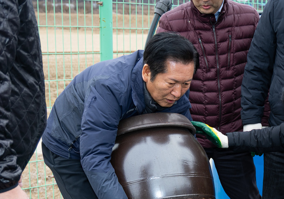 장독 옮기는 정청래 민주당 대표