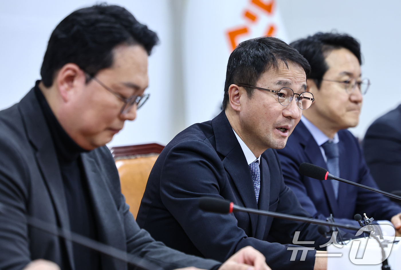 (서울=뉴스1) 김도우 기자 = 한병도 더불어민주당 원내대표가 14일 서울 여의도 국회에서 천하람 개혁신당 원내대표를 예방해 인사말을 하고 있다. 2026.1.14/뉴스1