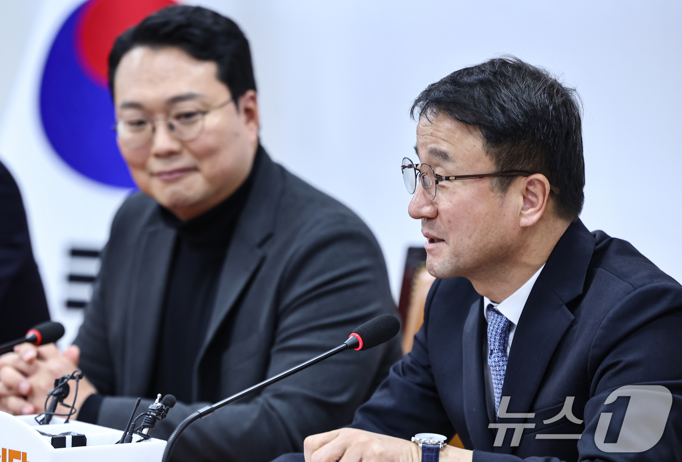 (서울=뉴스1) 김도우 기자 = 한병도 더불어민주당 원내대표가 14일 서울 여의도 국회에서 천하람 개혁신당 원내대표를 예방해 인사말을 하고 있다. 2026.1.14/뉴스1