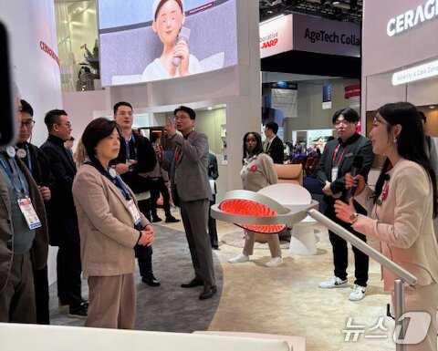 본문 이미지 - 신계용 과천시장(앞쪽 왼쪽에서 두 번째)이 'CES 2026' 전시회에서 세라젬 관계자의 설명을 듣고 있다.(과천시 제공)