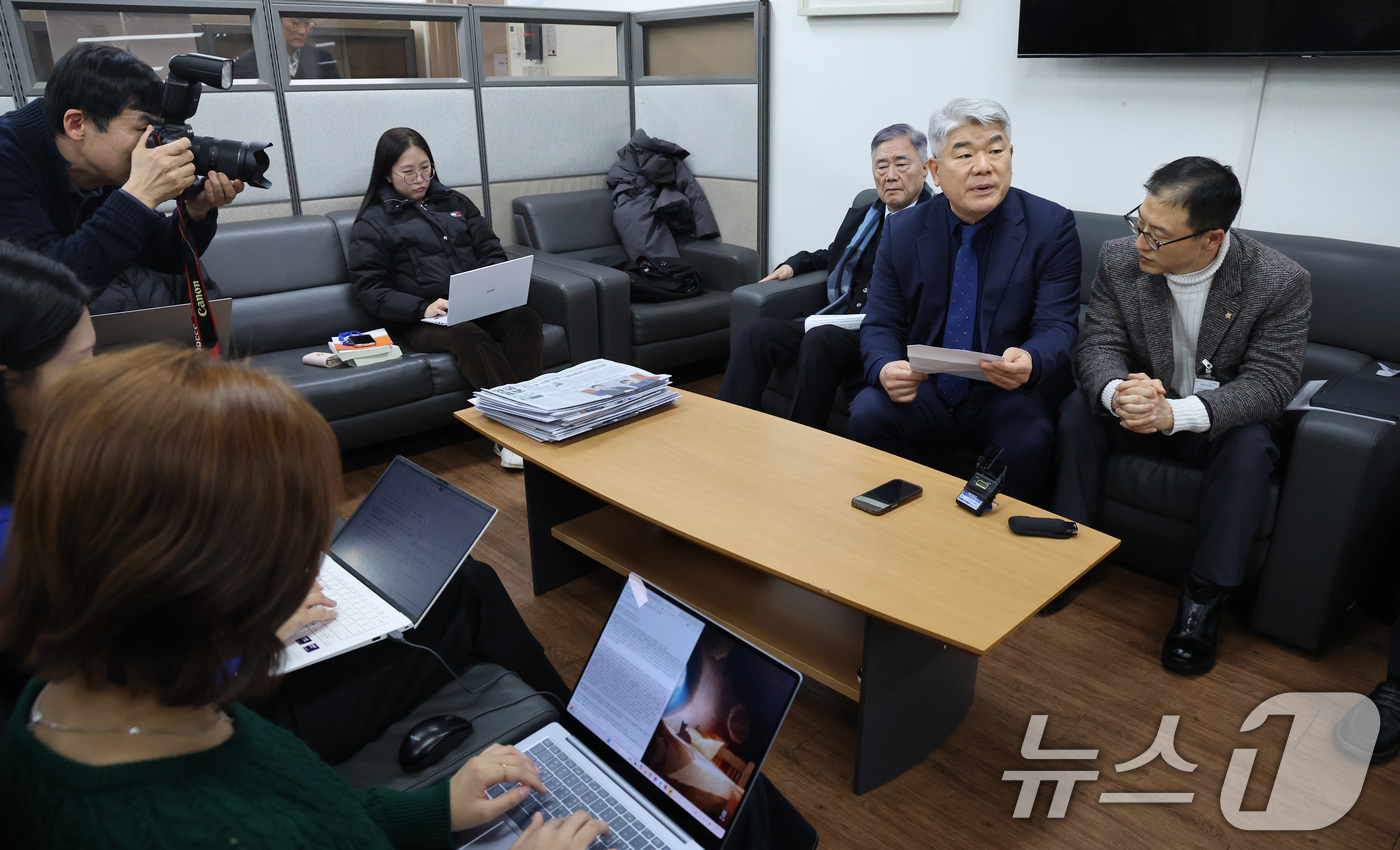 (서울=뉴스1) 임세영 기자 = 김진향 한반도평화경제회의 의장 등 남북경협기관·단체장이 14일 오후 서울 종로구 정부서울청사에서 '남북경협 기관·단체 남북관계 신뢰회복-평화복원' …