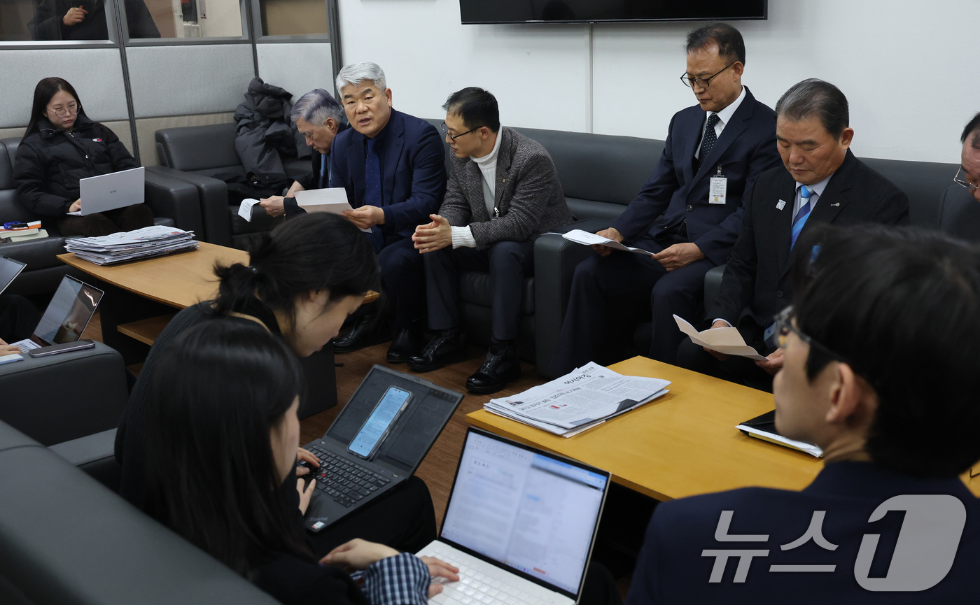 (서울=뉴스1) 임세영 기자 = 김진향 한반도평화경제회의 의장 등 남북경협기관·단체장이 14일 오후 서울 종로구 정부서울청사에서 '남북경협 기관·단체 남북관계 신뢰회복-평화복원' …