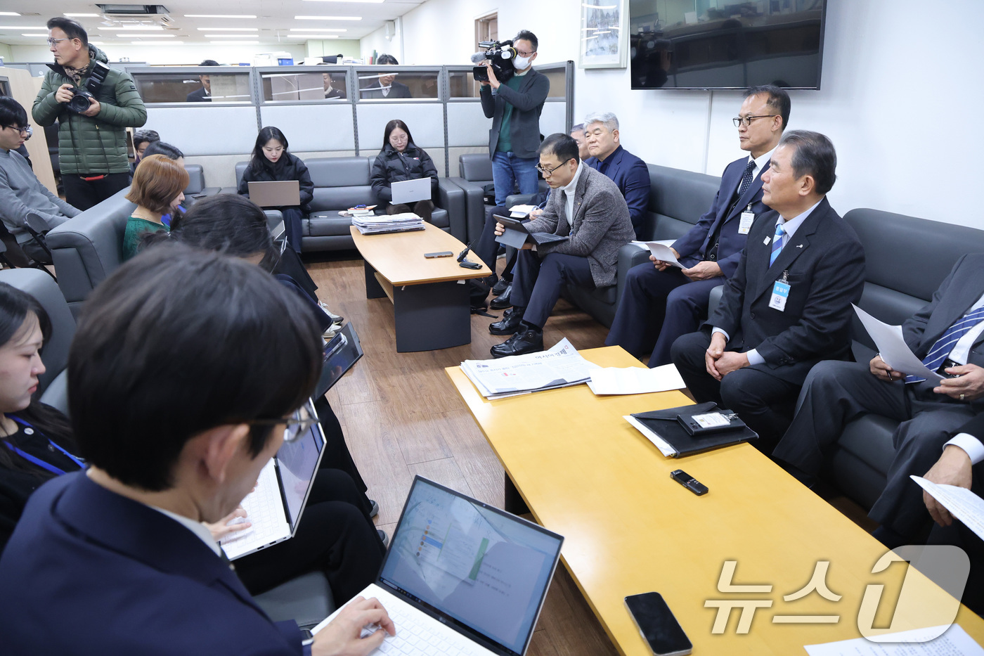 (서울=뉴스1) 임세영 기자 = 김진향 한반도평화경제회의 의장 등 남북경협기관·단체장이 14일 오후 서울 종로구 정부서울청사에서 '남북경협 기관·단체 남북관계 신뢰회복-평화복원' …