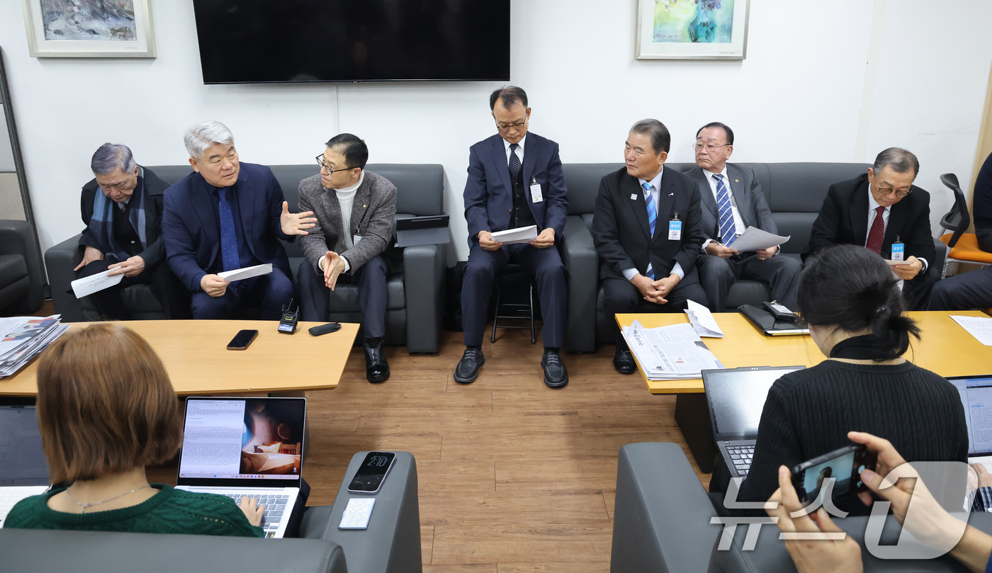 (서울=뉴스1) 임세영 기자 = 김진향 한반도평화경제회의 의장 등 남북경협기관·단체장이 14일 오후 서울 종로구 정부서울청사에서 '남북경협 기관·단체 남북관계 신뢰회복-평화복원' …