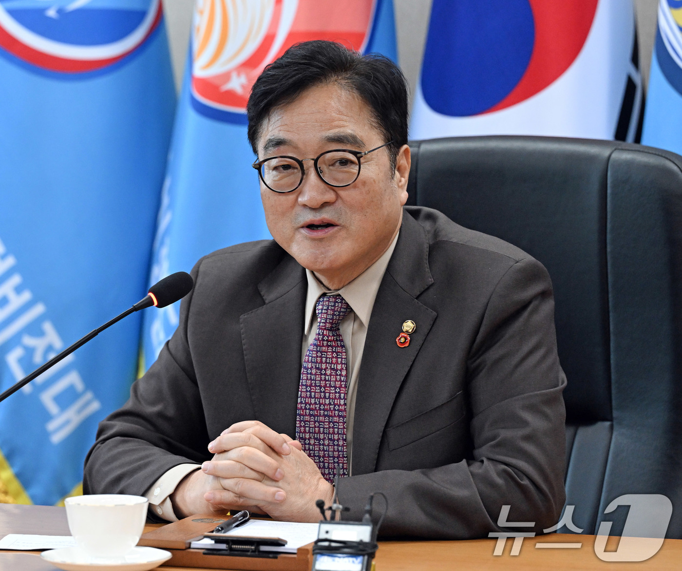 (서울=뉴스1) 국회사진기자단 = 우원식 국회의장이 14일 강원도 원주시 제8전투비행단을 위문 방문, 간담회를 열고 인사말을 하고 있다. 2026.1.14/뉴스1