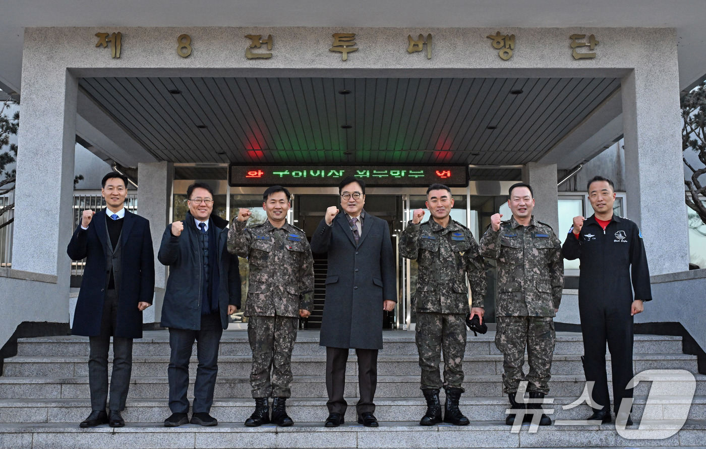 (서울=뉴스1) 국회사진기자단 = 우원식 국회의장이 14일 강원도 원주시 제8전투비행단을 위문 방문해 채운기 공군공중전투사령관과 이긍규 8전투비행단장 등 관계자들과 기념촬영을 하고 …