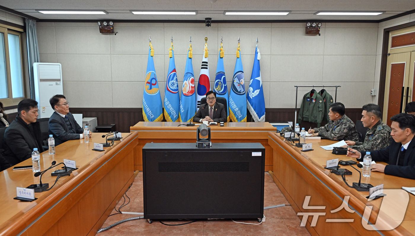 (서울=뉴스1) 국회사진기자단 = 우원식 국회의장이 14일 강원도 원주시 제8전투비행단을 위문 방문, 간담회를 열고 인사말을 하고 있다. 2026.1.14/뉴스1