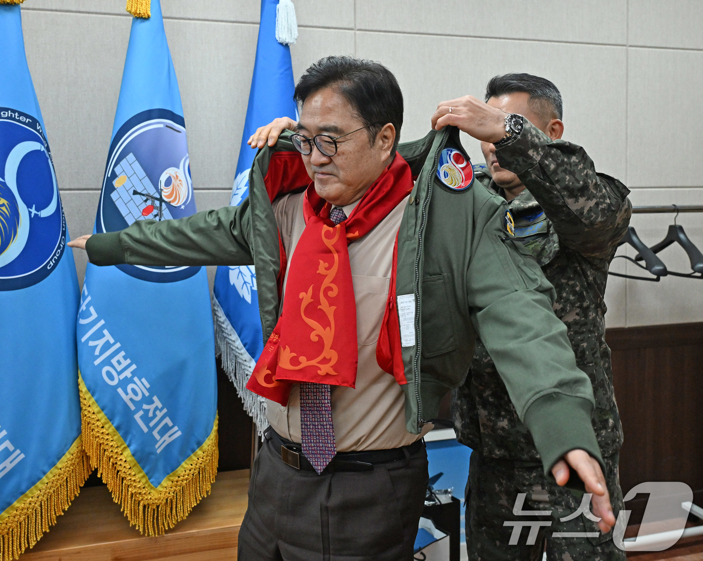 (서울=뉴스1) 국회사진기자단 = 우원식 국회의장이 14일 강원도 원주시 제8전투비행단을 위문 방문해 공군 점퍼를 입고 있다. 2026.1.14/뉴스1