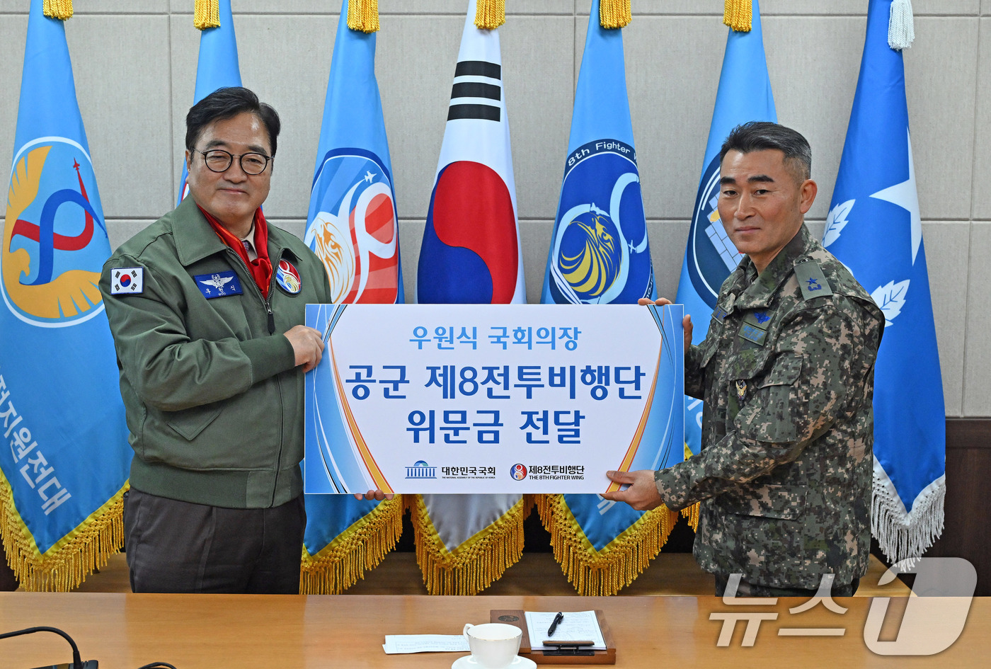 (서울=뉴스1) 국회사진기자단 = 우원식 국회의장이 14일 강원도 원주시 제8전투비행단을 위문 방문, 이긍규 8전투비행단장에게 위문금을 전달하고 있다. 2026.1.14/뉴스1