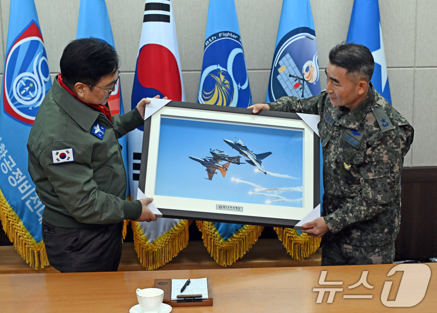 (서울=뉴스1) 국회사진기자단 = 우원식 국회의장이 14일 강원도 원주시 제8전투비행단을 위문 방문, 이긍규 8전투비행단장에게 전투기 사진액자를 전달받고 있다. 2026.1.14/ …