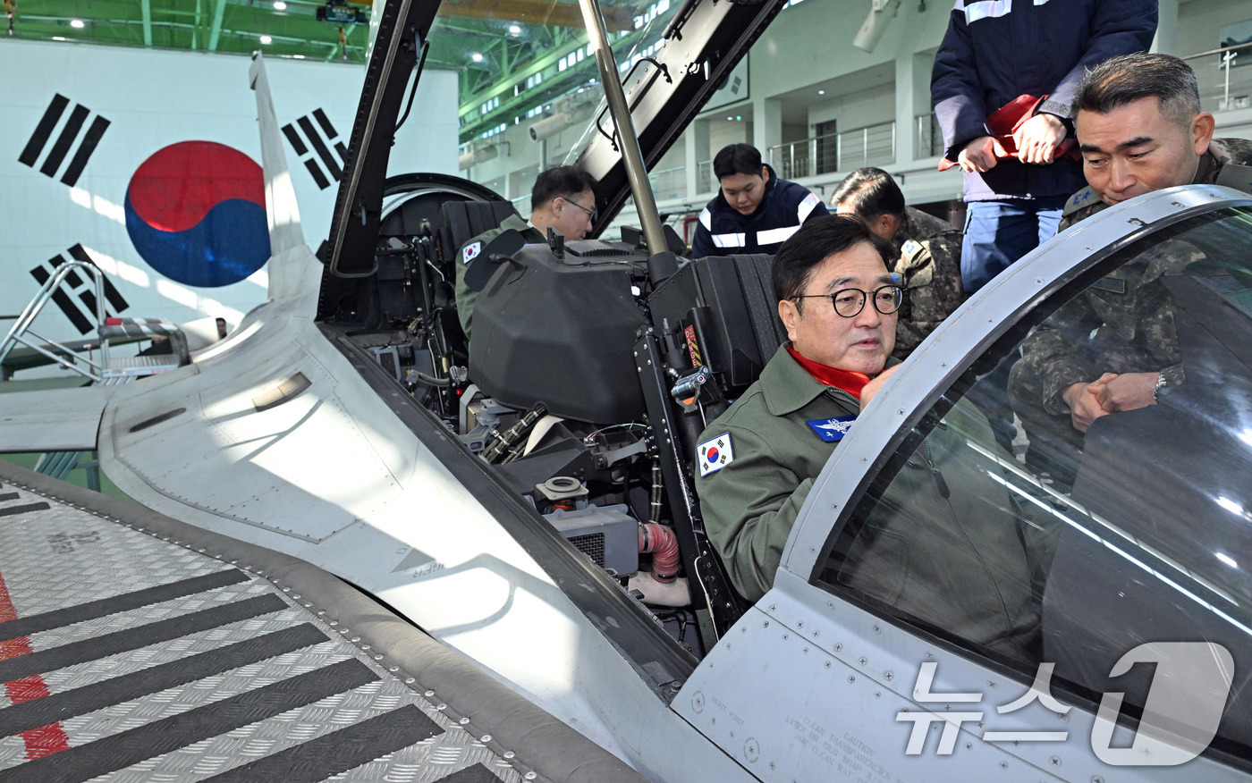 (서울=뉴스1) 국회사진기자단 = 우원식 국회의장이 14일 강원도 원주시 제8전투비행단을 위문 방문, FA-50 전투기를 살펴보고 있다. 2026.1.14/뉴스1