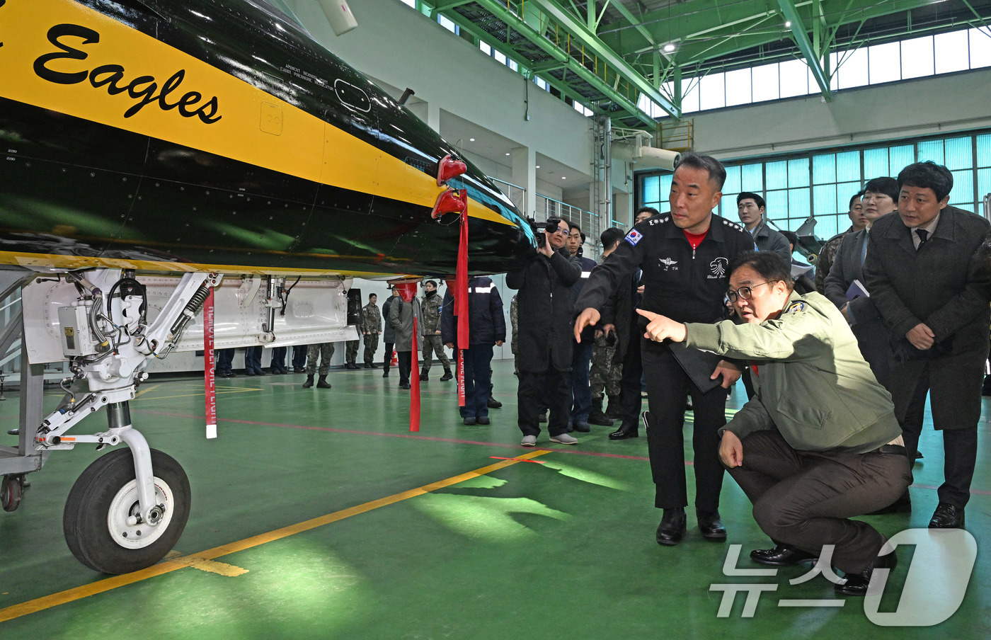 (서울=뉴스1) 국회사진기자단 = 우원식 국회의장이 14일 강원도 원주시 제8전투비행단을 위문 방문, 특수비행팀 블랙이글스의 T-50B를 살펴보고 있다. 2026.1.14/뉴스1