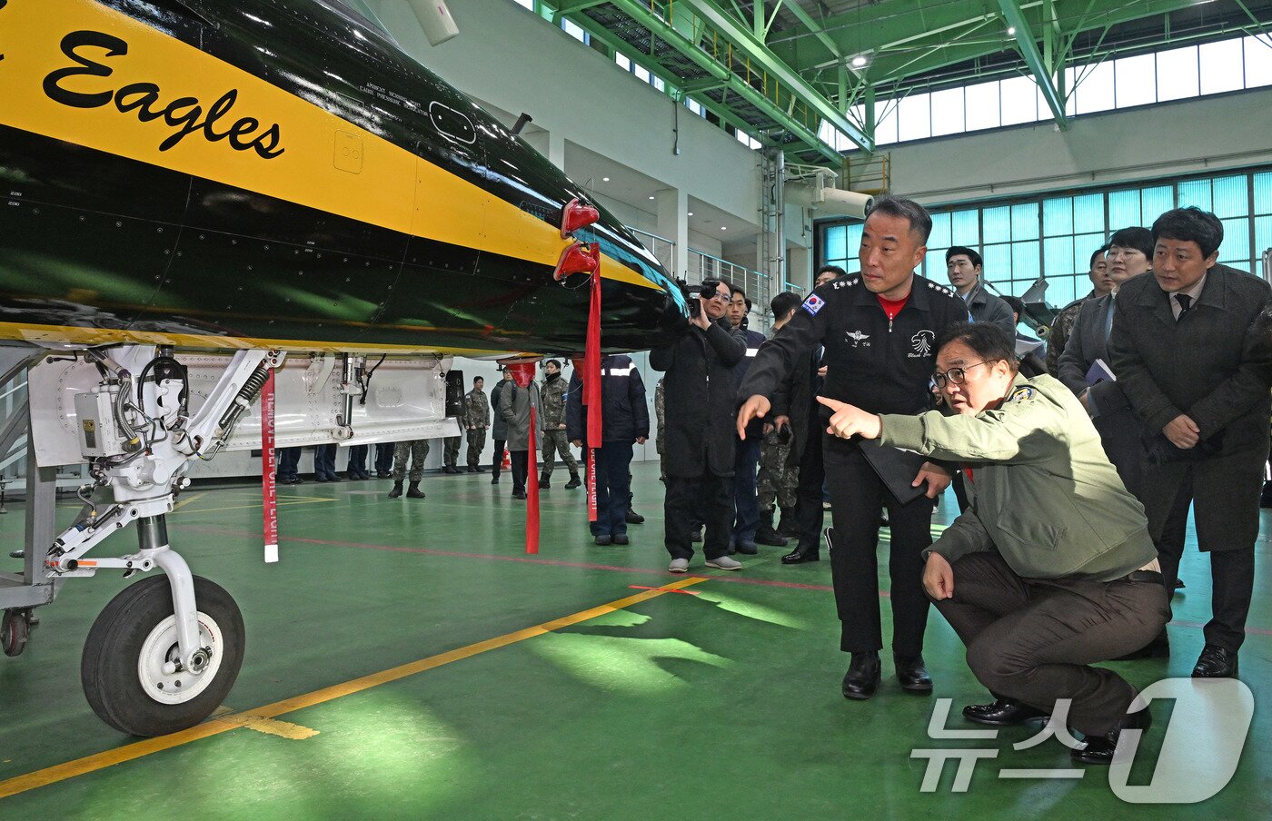 본문 이미지 - 우원식 국회의장이 14일 강원도 원주시 제8전투비행단을 위문 방문, 특수비행팀 블랙이글스의 T-50B를 살펴보고 있다. 2026.1.14/뉴스1 ⓒ News1 국회사진기자단