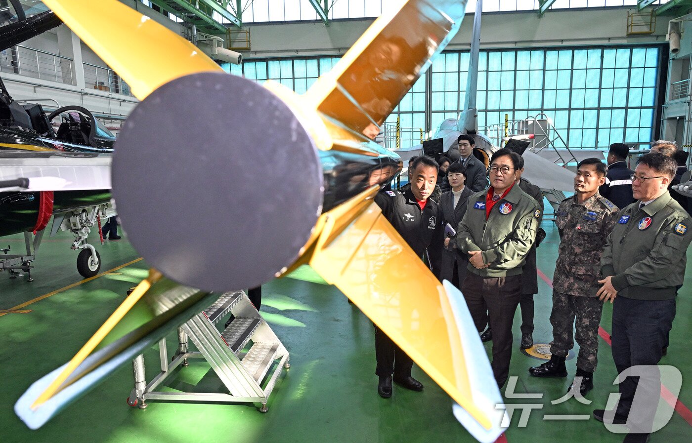 본문 이미지 - 우원식 국회의장이 14일 강원도 원주시 제8전투비행단을 위문 방문, 특수비행팀 블랙이글스의 T-50B를 살펴보고 있다. 2026.1.14/뉴스1 ⓒ News1 국회사진기자단