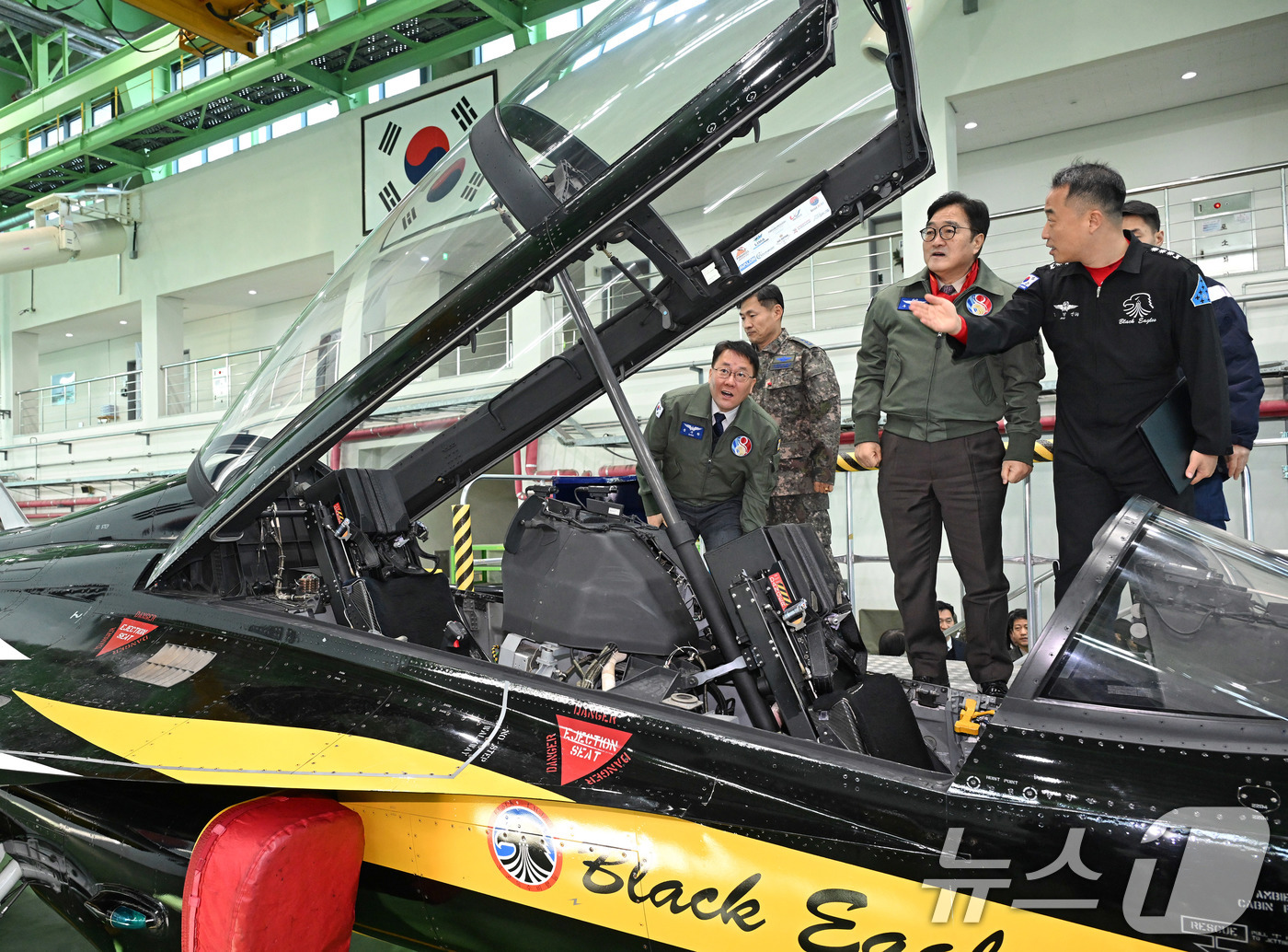 (서울=뉴스1) 국회사진기자단 = 우원식 국회의장이 14일 강원도 원주시 제8전투비행단을 위문 방문, 특수비행팀 블랙이글스의 T-50B를 살펴보고 있다. 2026.1.14/뉴스1
