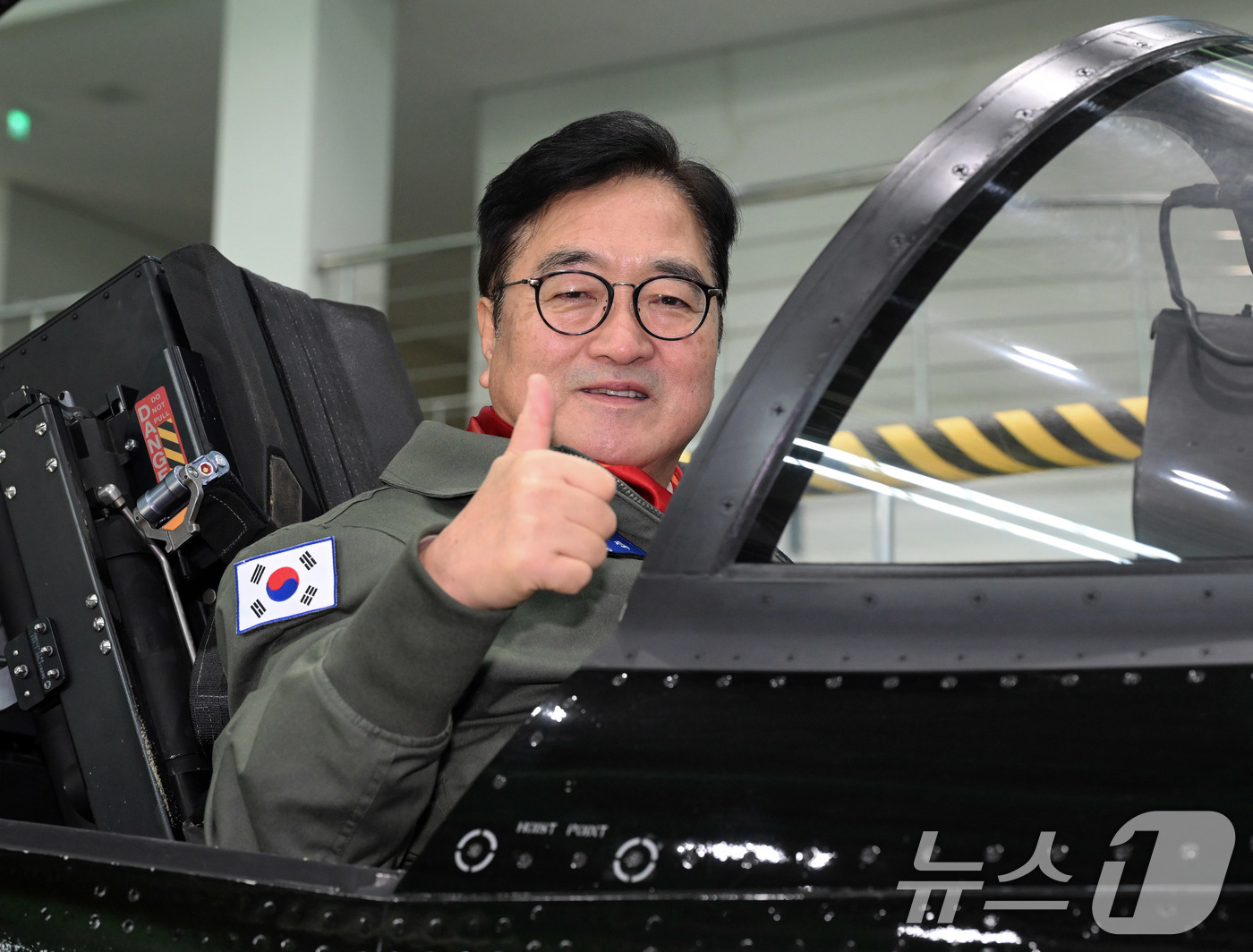 (서울=뉴스1) 국회사진기자단 = 우원식 국회의장이 14일 강원도 원주시 제8전투비행단을 위문 방문, 특수비행팀 블랙이글스의 T-50B에 탑승해 포즈를 취하고 있다. 2026.1. …