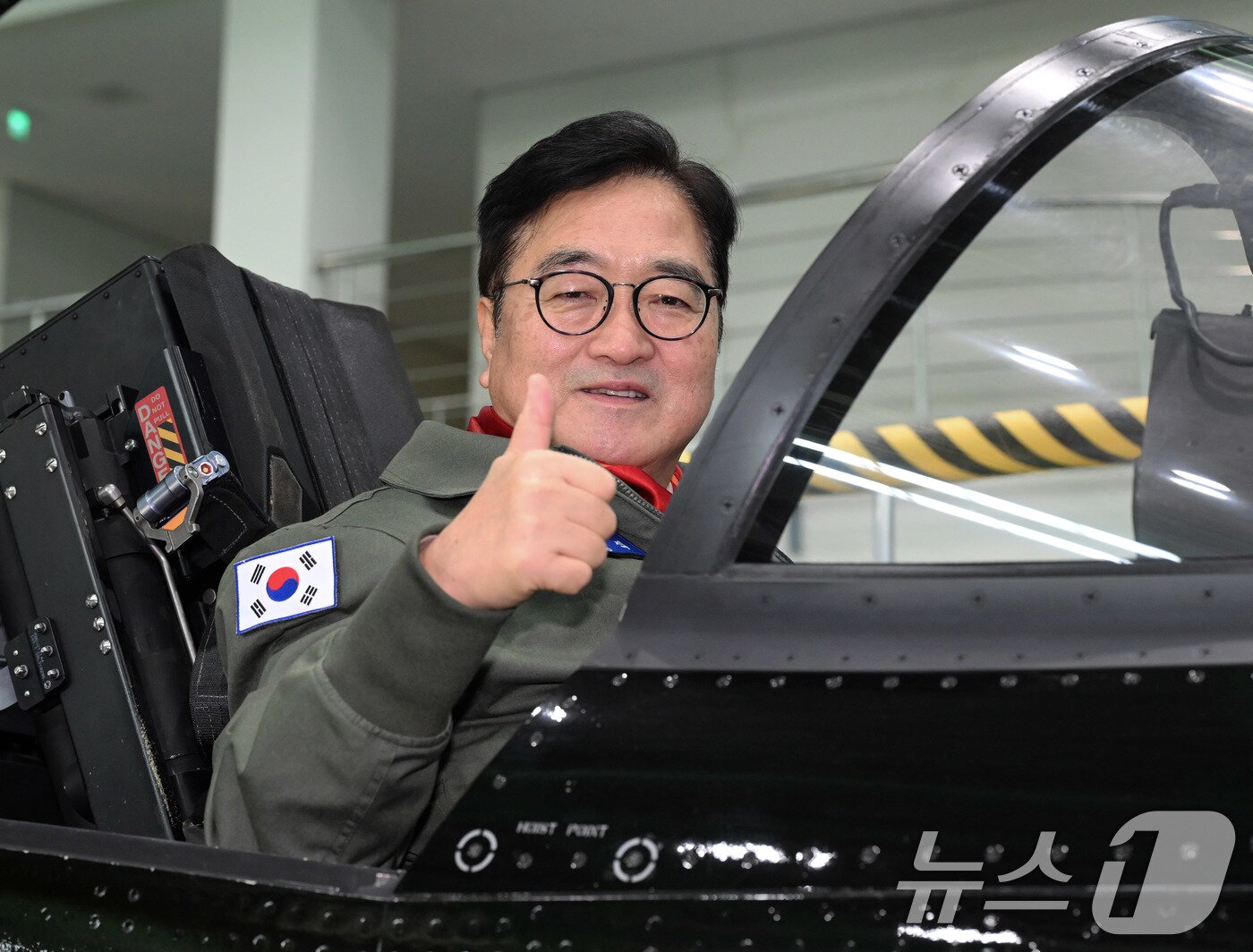 본문 이미지 - 우원식 국회의장이 14일 강원도 원주시 제8전투비행단을 위문 방문, 특수비행팀 블랙이글스의 T-50B에 탑승해 포즈를 취하고 있다. 2026.1.14/뉴스1 ⓒ News1 국회사진기자단