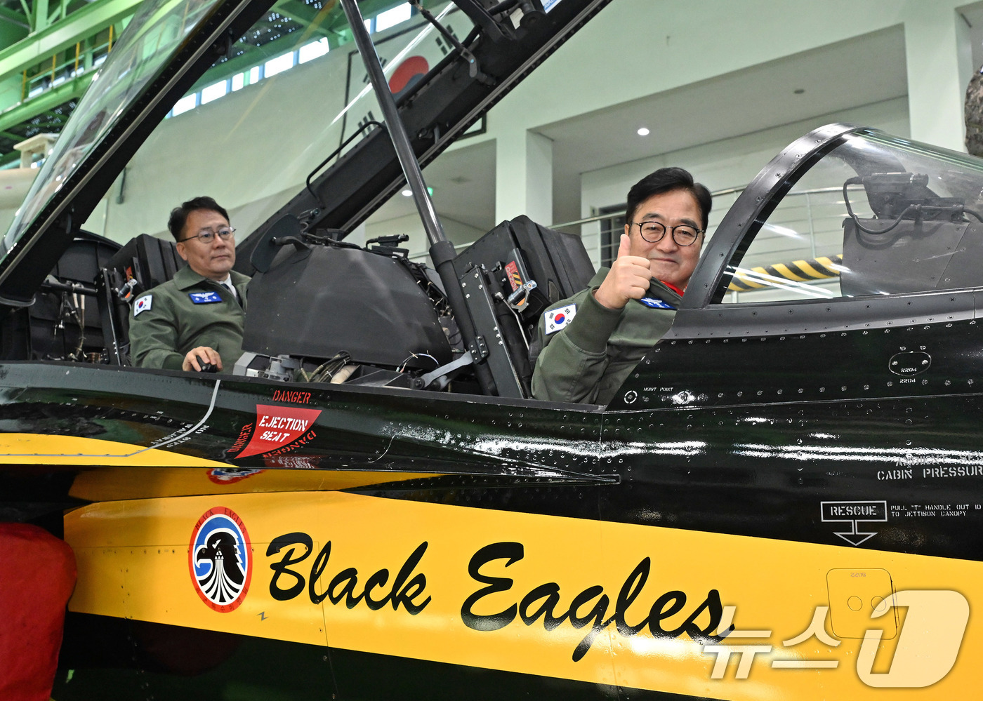 (서울=뉴스1) 국회사진기자단 = 우원식 국회의장이 14일 강원도 원주시 제8전투비행단을 위문 방문, 특수비행팀 블랙이글스의 T-50B에 탑승해 포즈를 취하고 있다. 2026.1. …