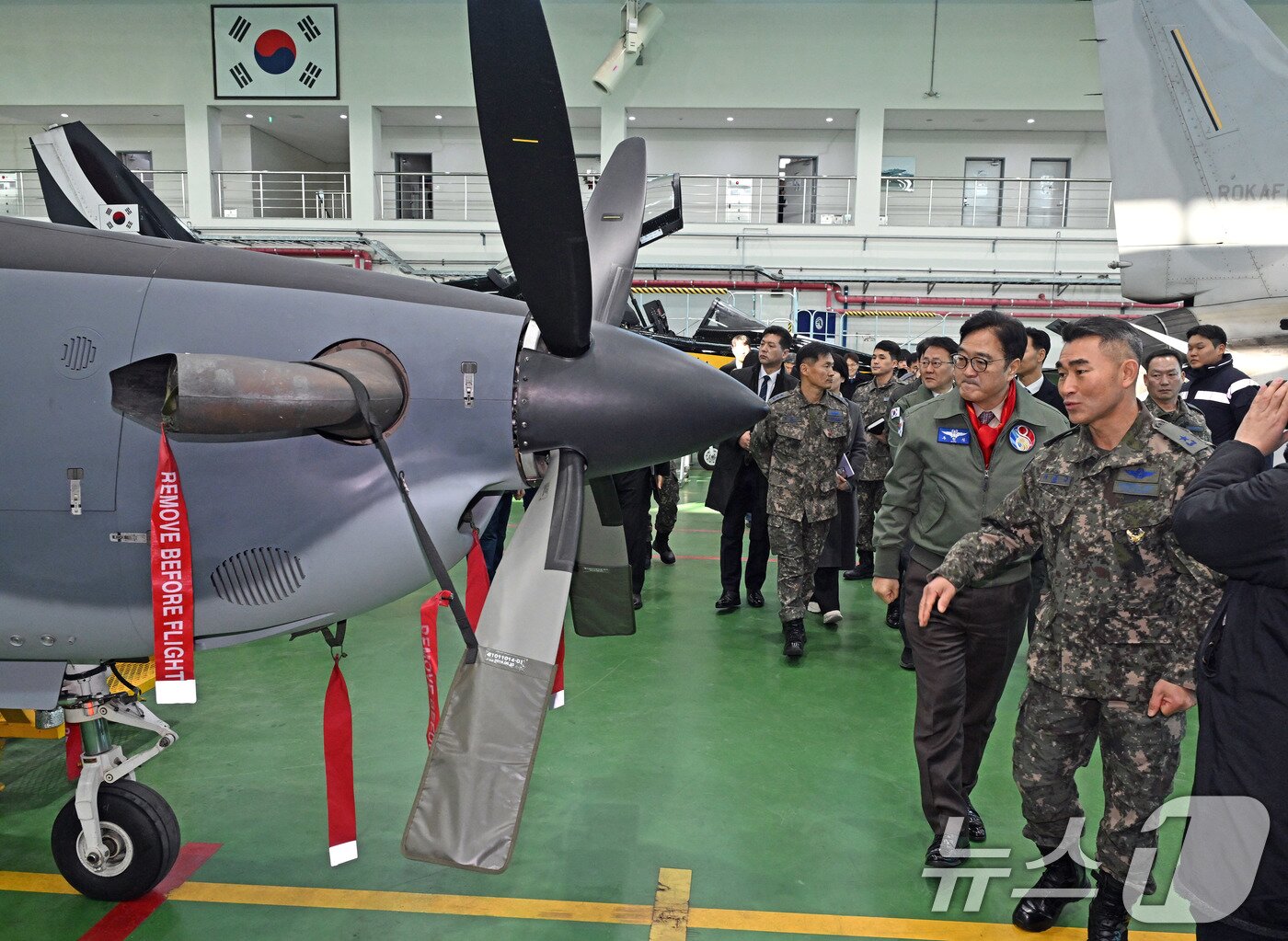 본문 이미지 - 우원식 국회의장이 14일 강원도 원주시 제8전투비행단을 위문 방문해 공군 KA-1 공중통제공격기를 살펴보고 있다 . 2026.1.14/뉴스1 ⓒ News1 국회사진기자단