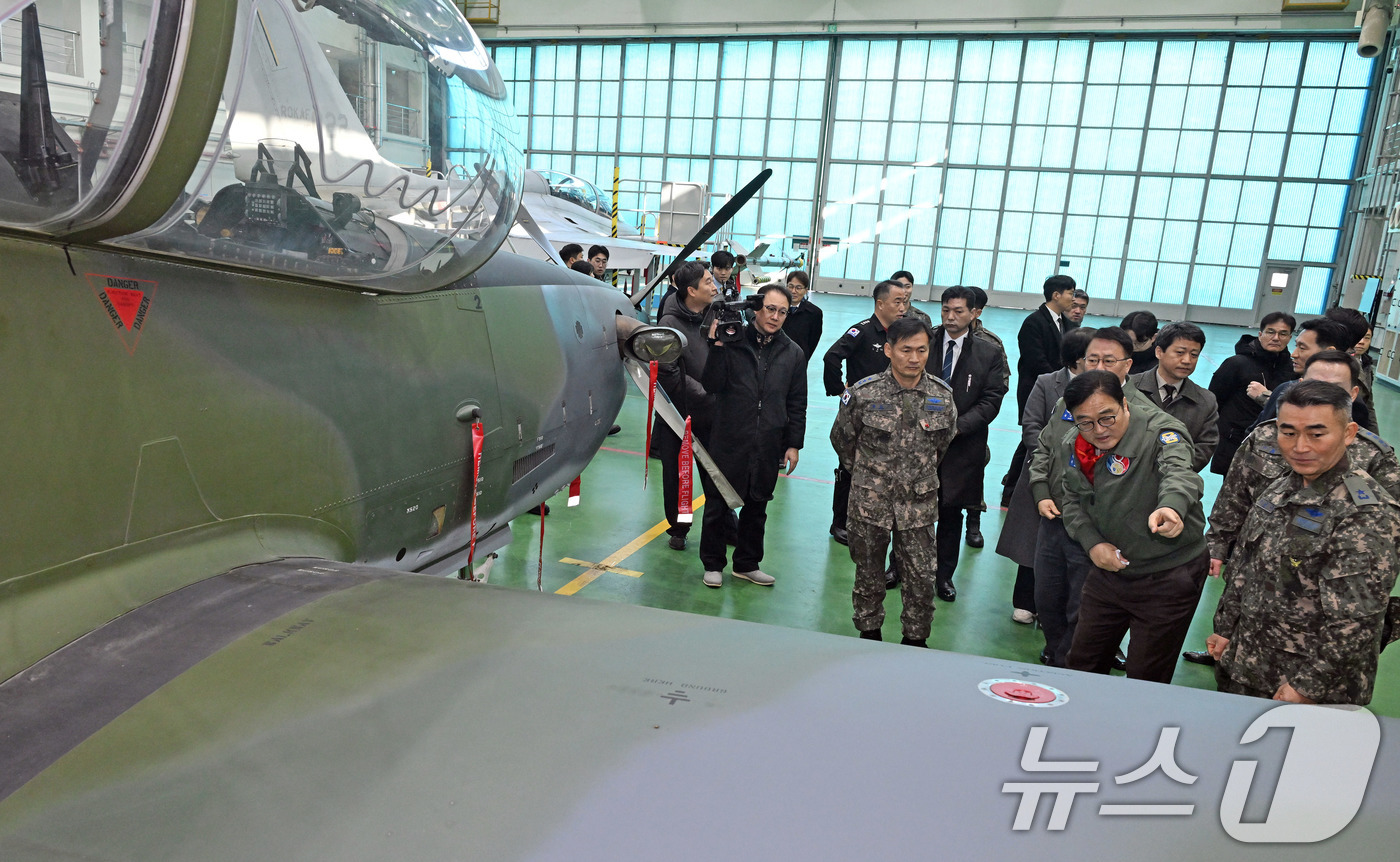 (서울=뉴스1) 국회사진기자단 = 우원식 국회의장이 14일 강원도 원주시 제8전투비행단을 위문 방문해 공군 KA-1 공중통제공격기를 살펴보고 있다. 2026.1.14/뉴스1