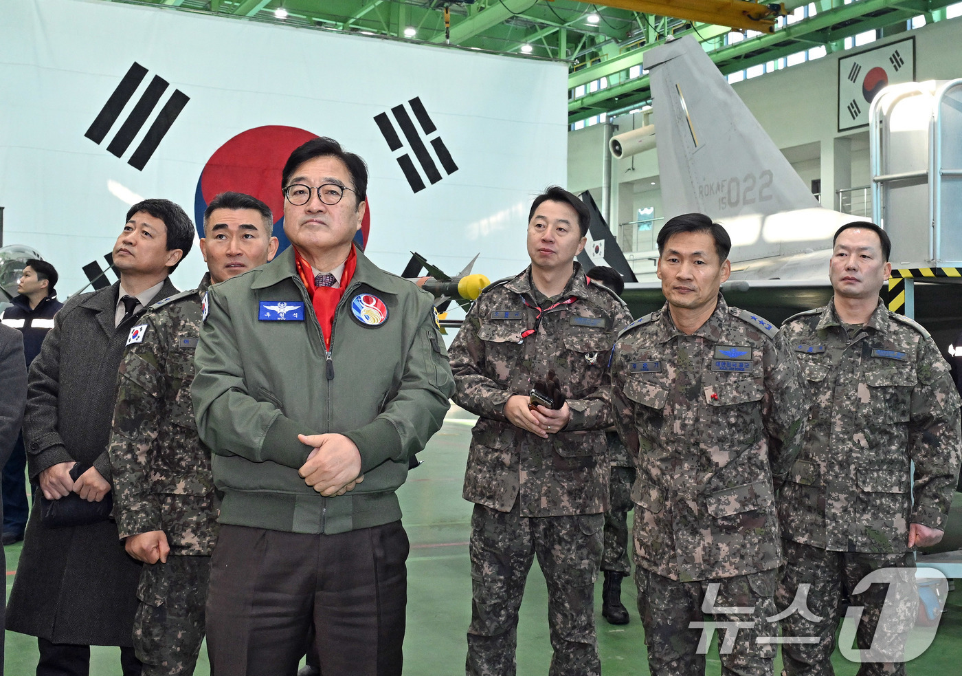 (서울=뉴스1) 국회사진기자단 = 우원식 국회의장이 14일 강원도 원주시 제8전투비행단을 위문 방문해 격납고를 둘러보고 있다. 2026.1.14/뉴스1