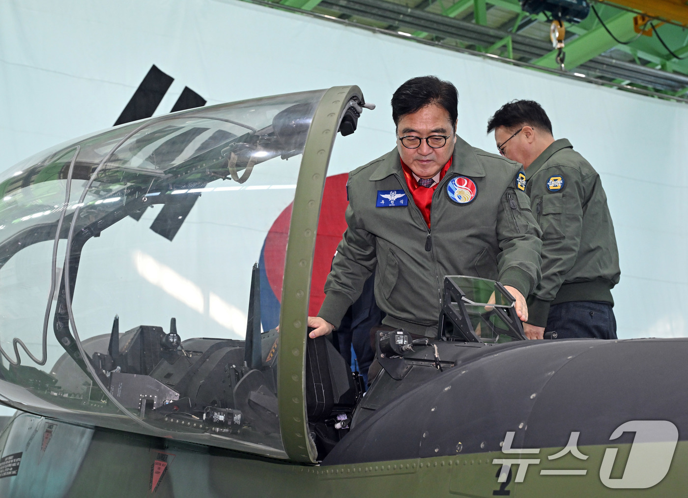 (서울=뉴스1) 국회사진기자단 = 우원식 국회의장이 14일 강원도 원주시 제8전투비행단을 위문 방문해 KA-1 공중통제공격기를 탑승하고 있다. 2026.1.14/뉴스1