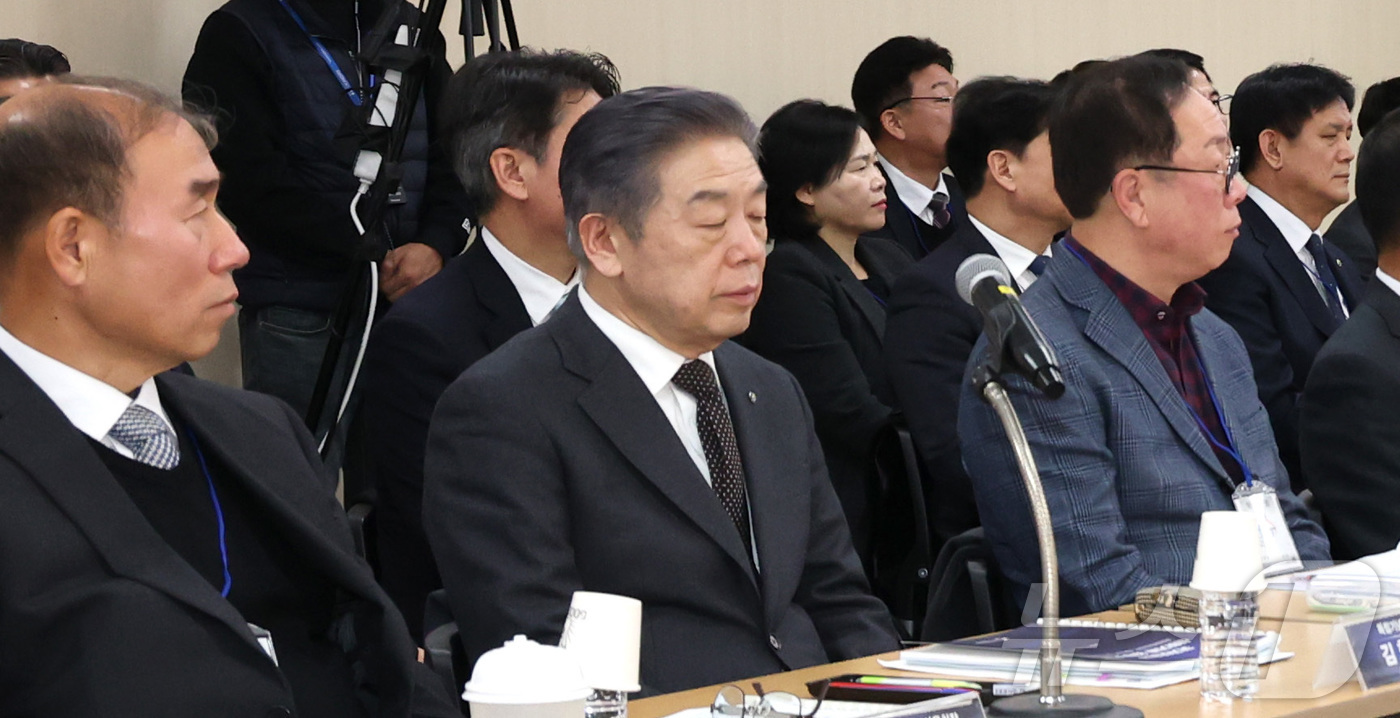 (세종=뉴스1) 김기남 기자 = 김형석 독립기념관장이 14일 오후 세종시 정부세종청사에서 열린 국가보훈부 업무보고에 참석하여 눈을 감고 내용을 청취하고 있다. 2026.1.14/뉴 …