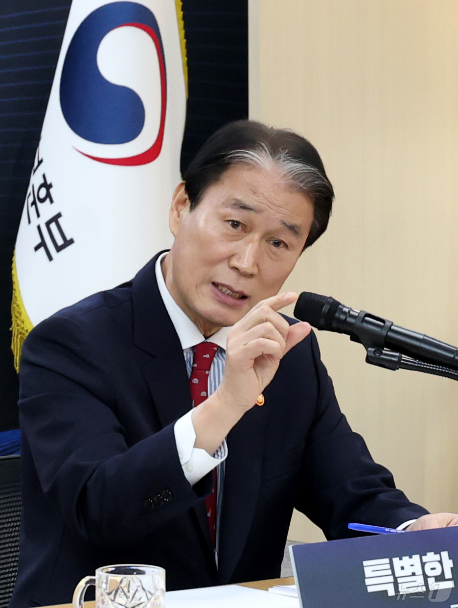 (세종=뉴스1) 김기남 기자 = 권오을 국가보훈부 장관이 14일 오후 세종시 정부세종청사에서 열린 한국보훈복지공단, 독립기념관 등 산하기관의 업무보고를 받으며 발언하고 있다. 20 …