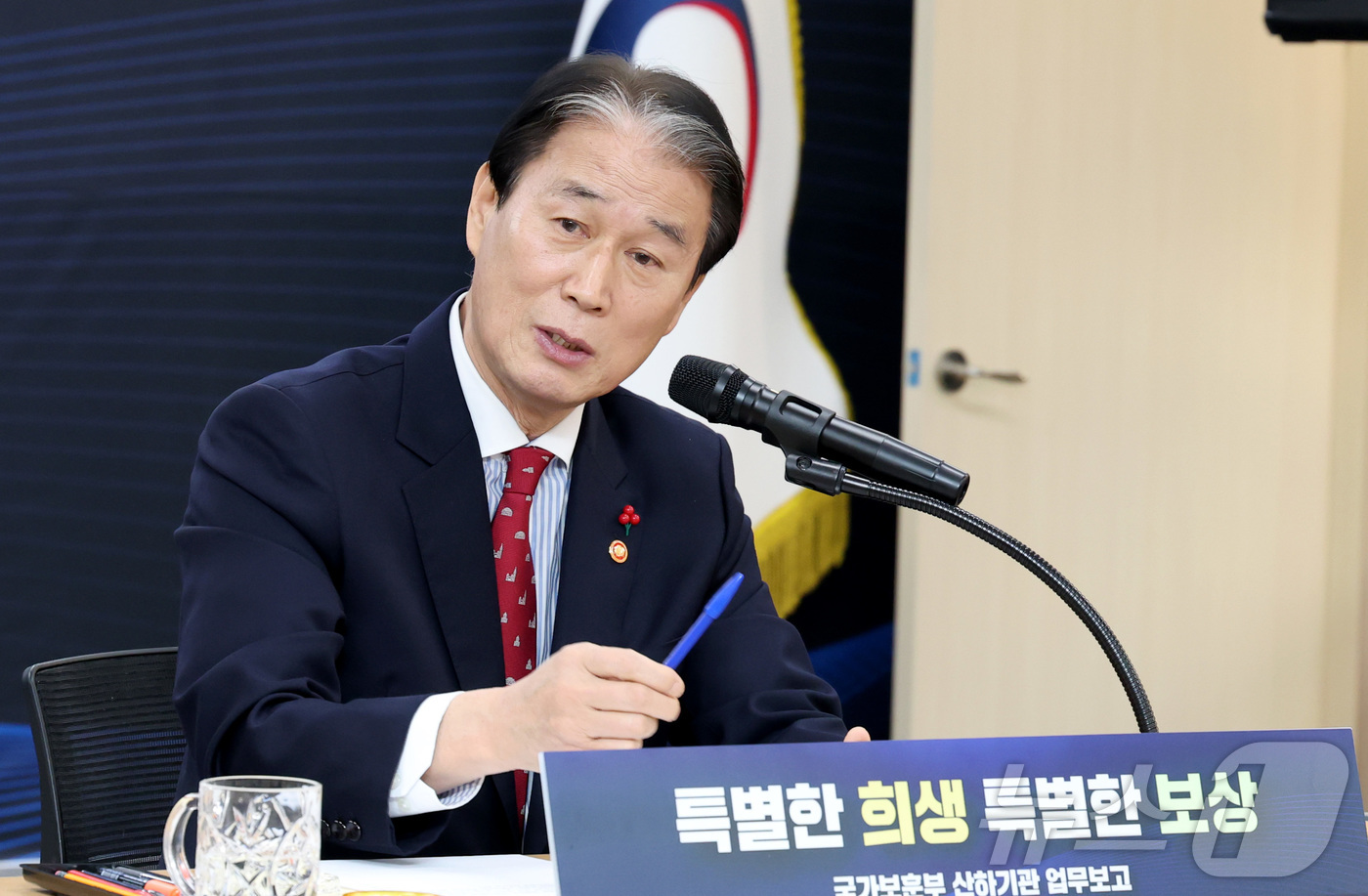 (세종=뉴스1) 김기남 기자 = 권오을 국가보훈부 장관이 14일 오후 세종시 정부세종청사에서 열린 한국보훈복지공단, 독립기념관 등 산하기관의 업무보고를 받으며 발언하고 있다. 20 …